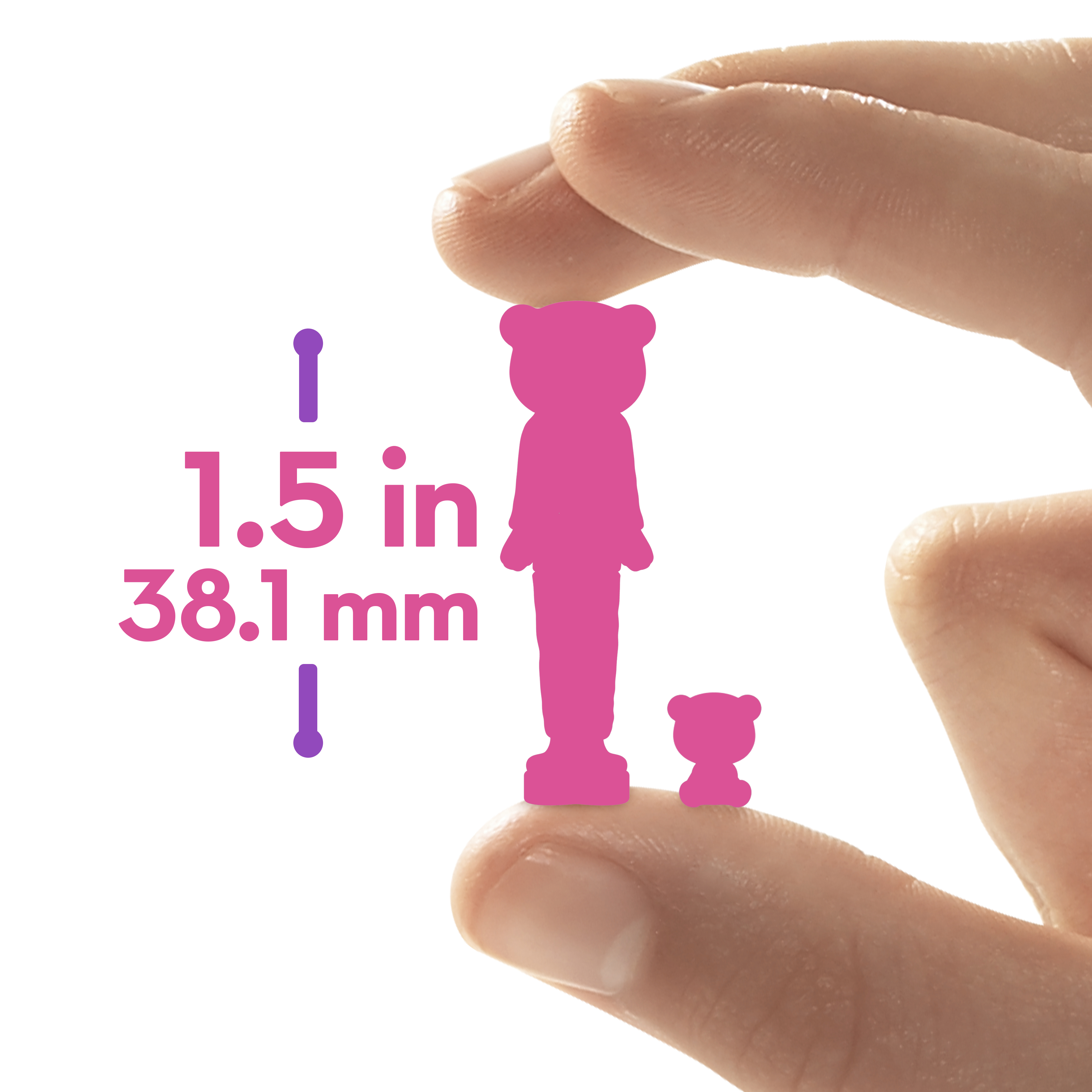 Hand, die zwei rosa puppenförmige Gegenstände hält. Das Maß lautet 1,5 Zoll und 38,1 mm.