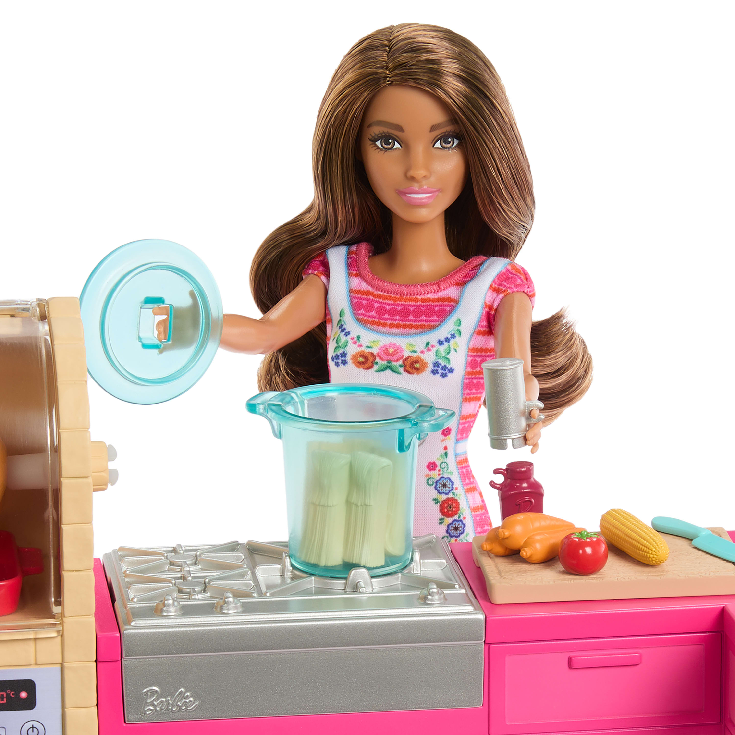Barbie-Puppe mit Küchenset, hält einen Topfdeckel. Lebensmittel und Küchenutensilien sind ebenfalls sichtbar.