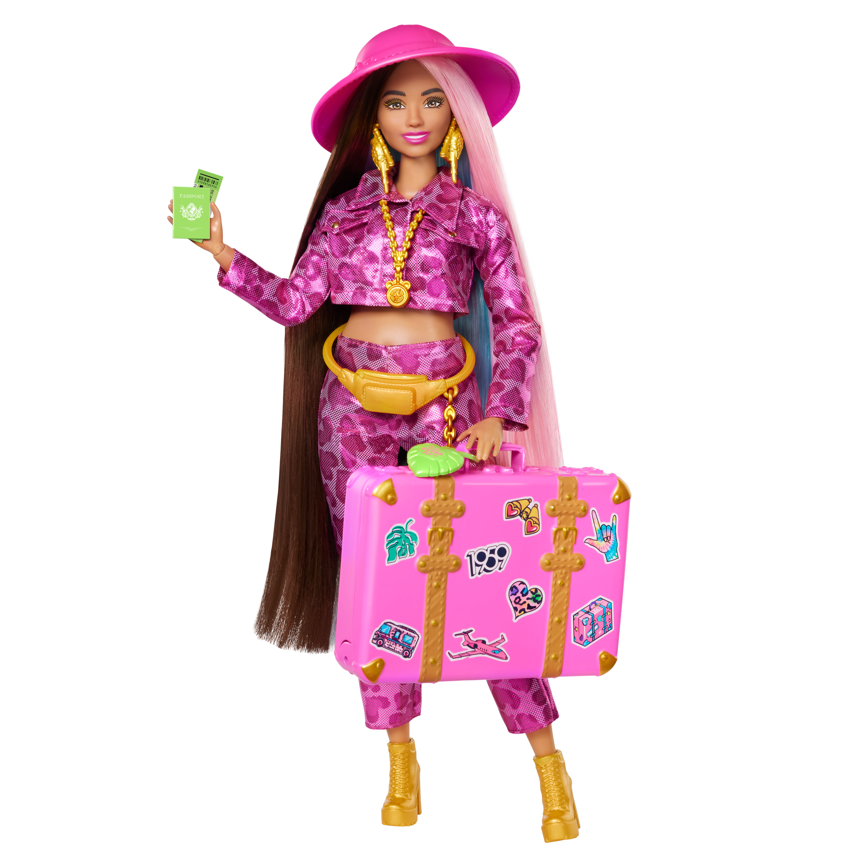 Eine Puppe mit langem Haar, einem rosa Outfit, einem Hut und einem Koffer mit Aufklebern.