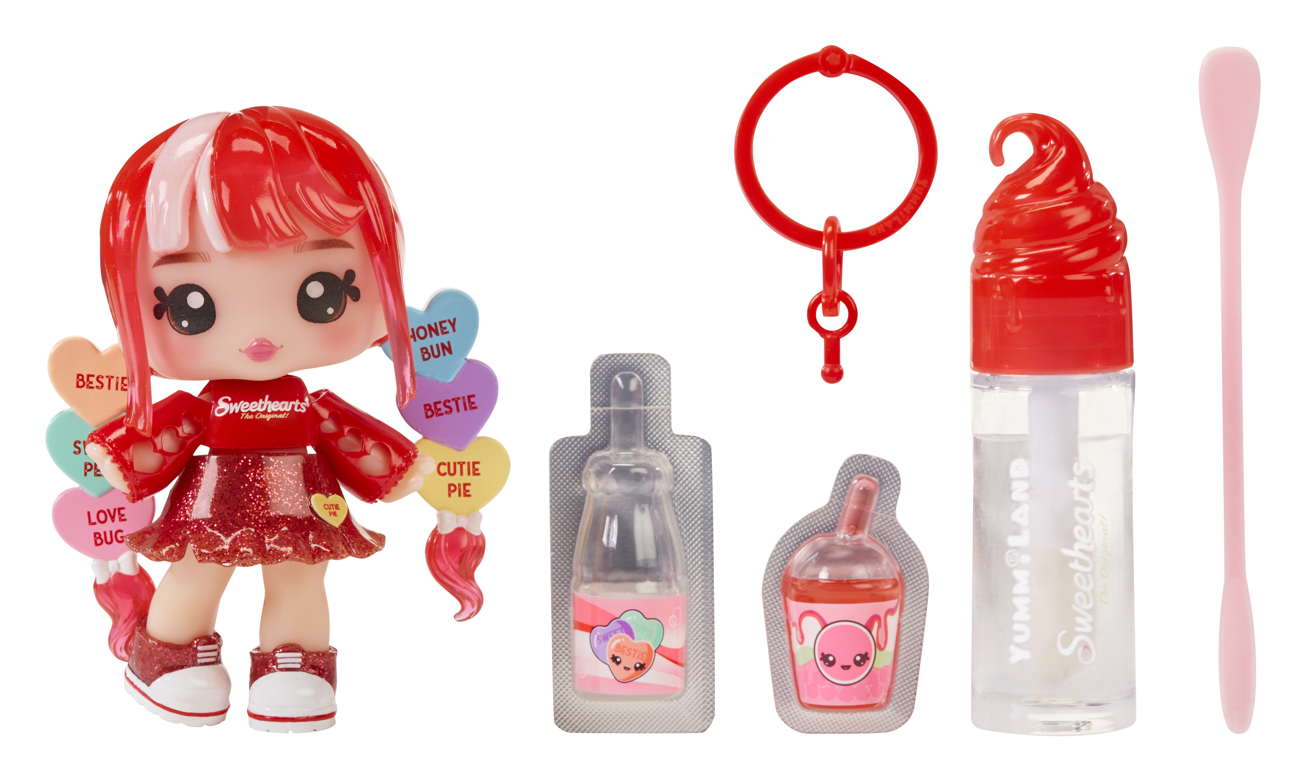 Sweethearts-Puppe mit Zubehör: Lipgloss, Schlüsselanhänger und Aufkleber. Weißer Hintergrund.