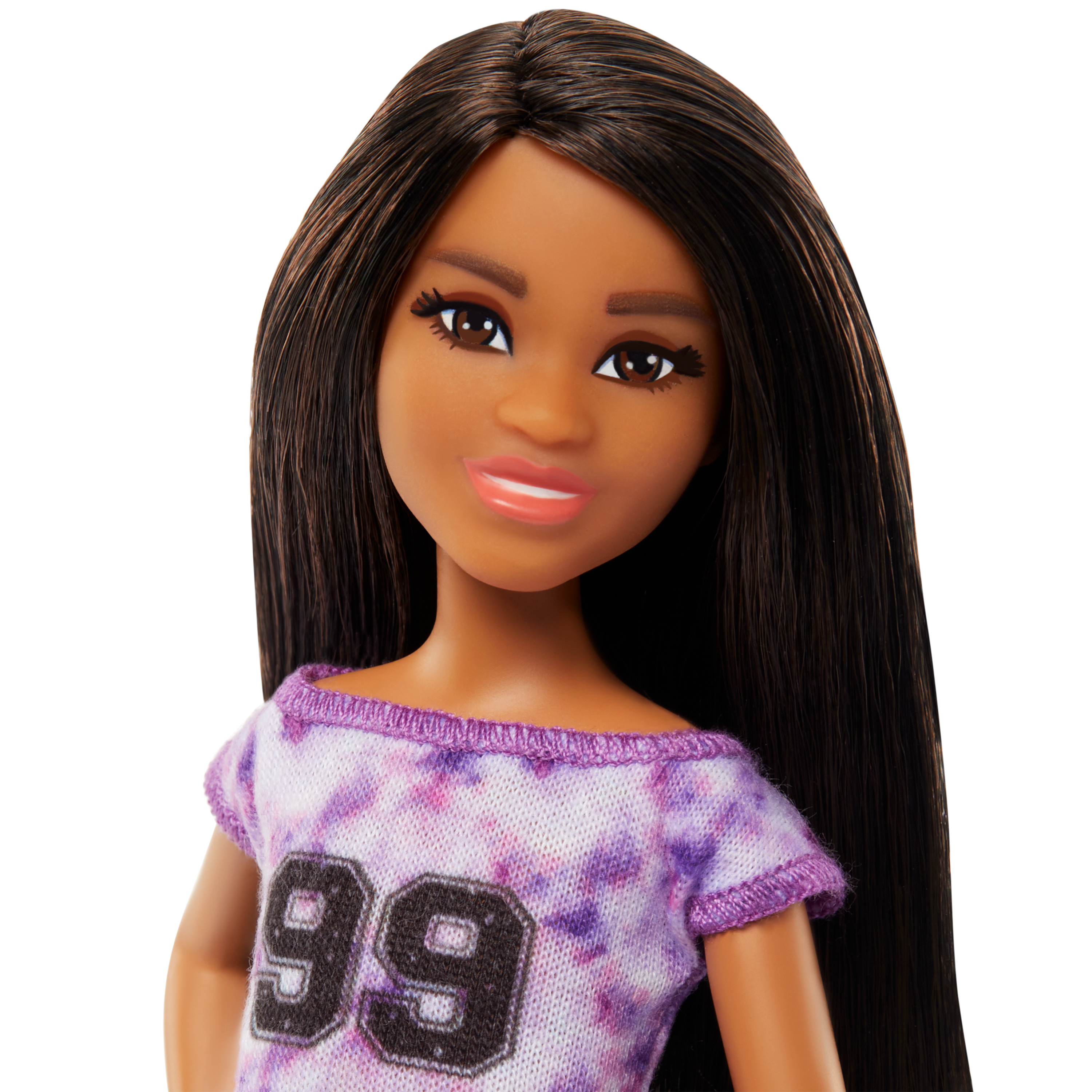 Nahaufnahme einer Barbie-Puppe mit langen schwarzen Haaren, trägt ein lila Hemd mit der Nummer 99.