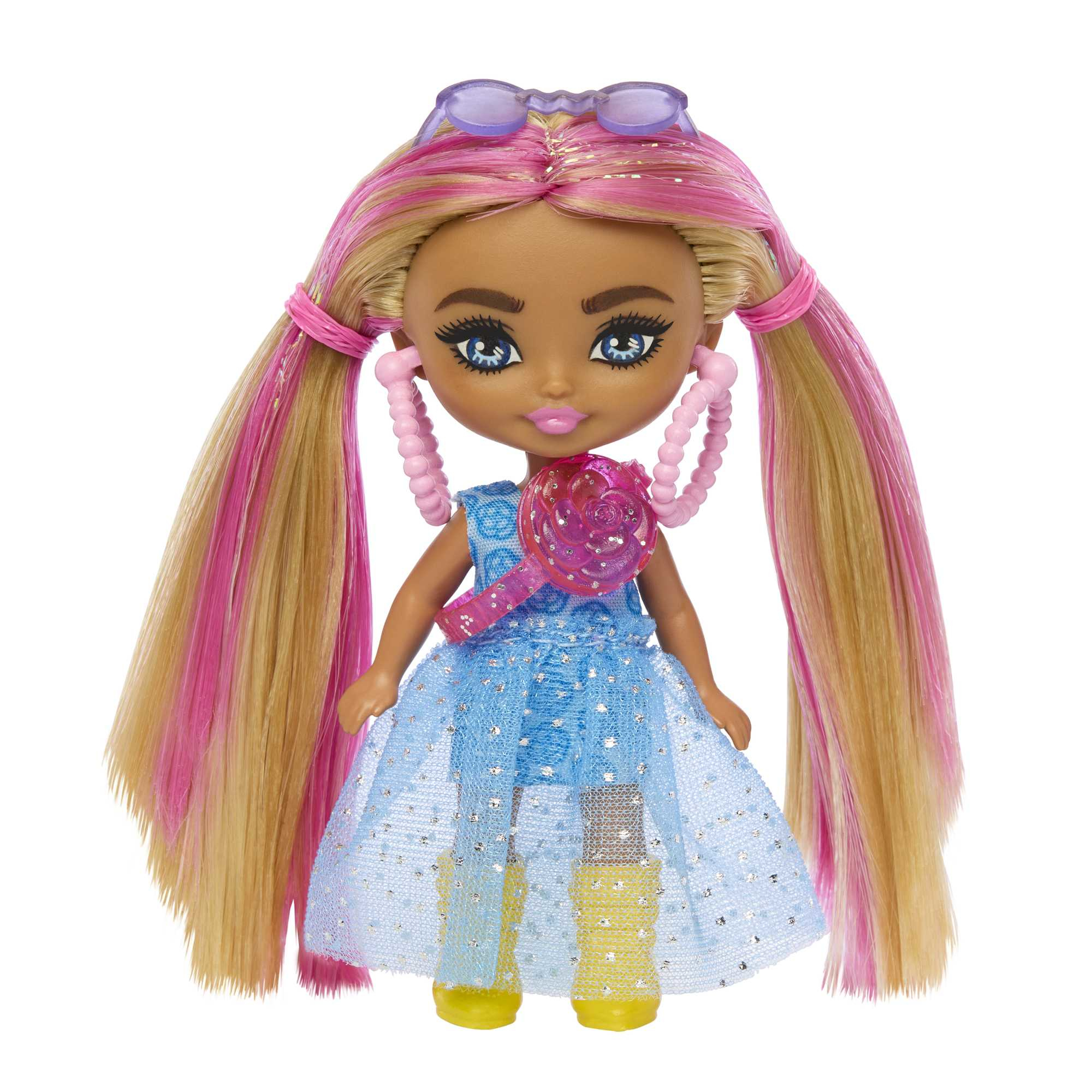 Eine Puppe mit blonden und rosa Haaren, blauem Kleid und Sonnenbrille, mit Lutscher, auf Weiß.