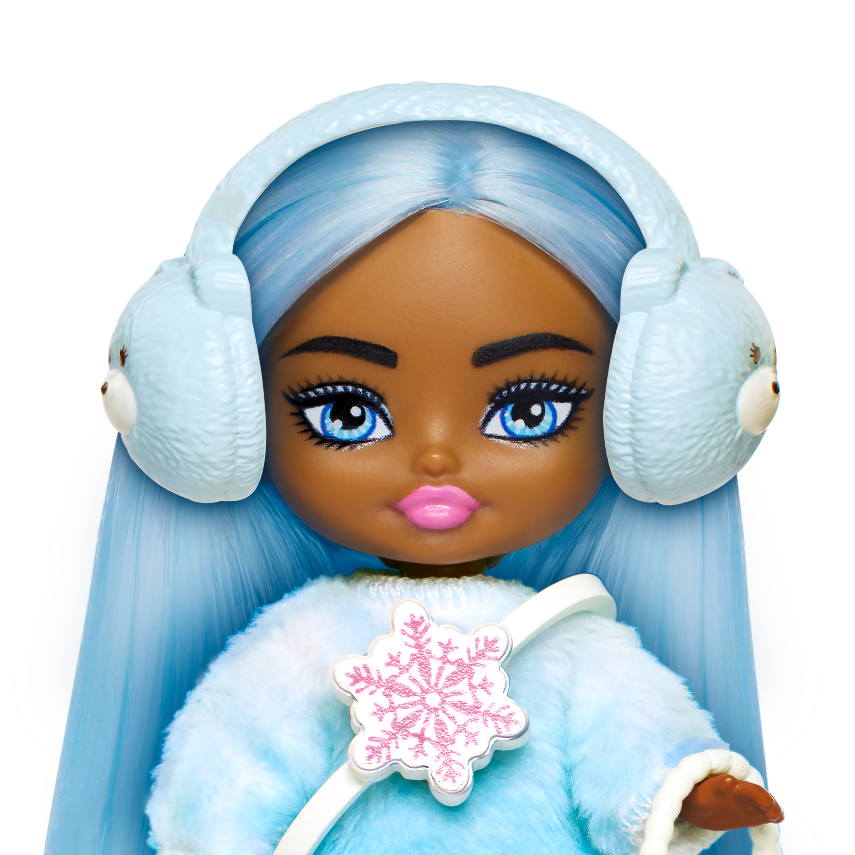 Nahaufnahme des Gesichts einer Barbie-Puppe. Sie hat blaue Augen, rosa Lippen und blaue Ohrenschützer.