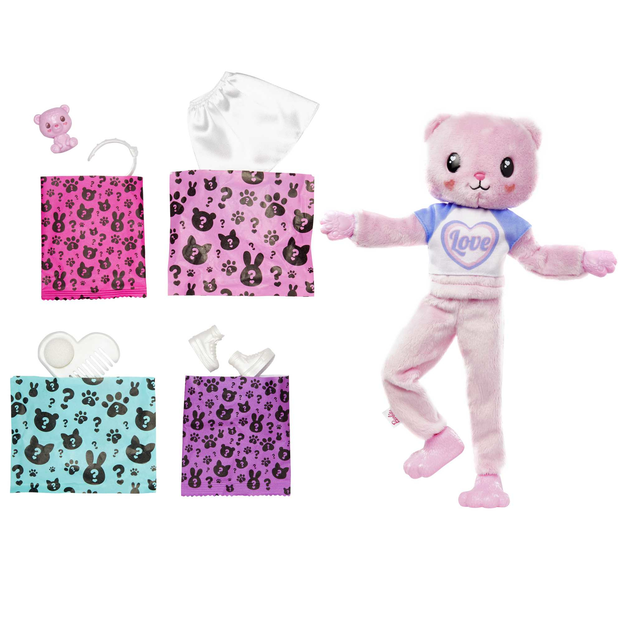 Rosa Bärenpuppe mit Zubehör: Kleidung, Schuhe und Taschen. Weißer Hintergrund.