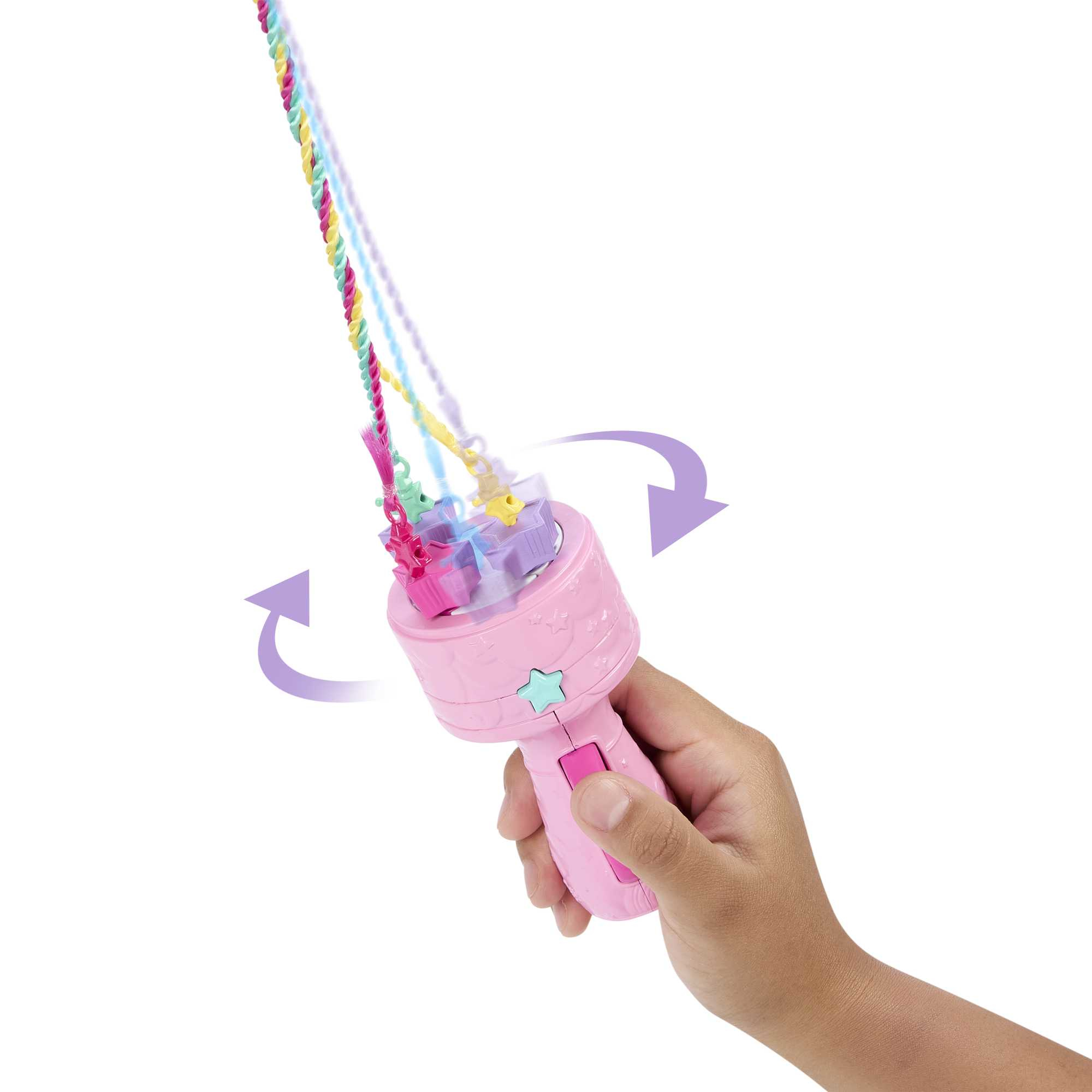 Ein rosa Spielzeug mit bunten Schnüren wird in einer Hand gehalten. Pfeile zeigen die Drehbewegung an.