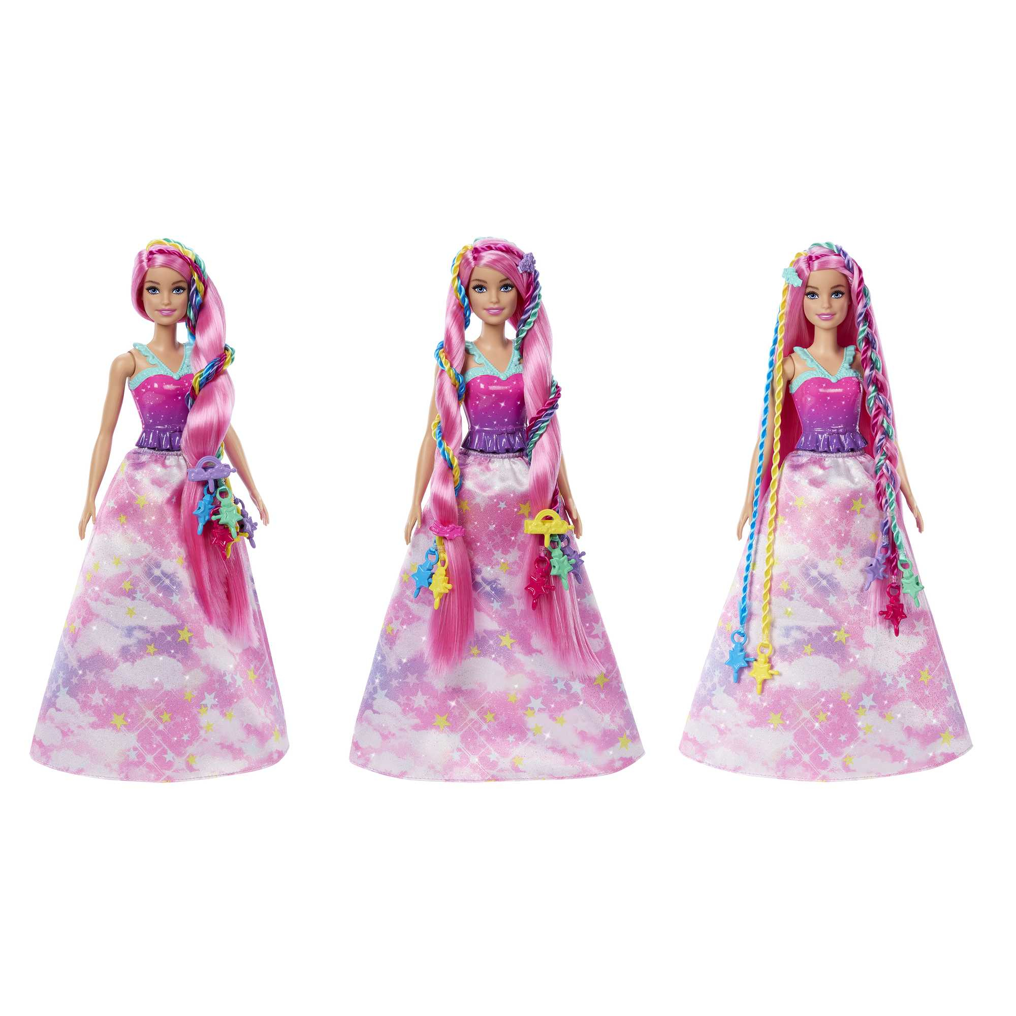 Drei Barbie-Puppen mit langen, geflochtenen, bunten Haaren und Kleidern, jede mit unterschiedlichem Zubehör.