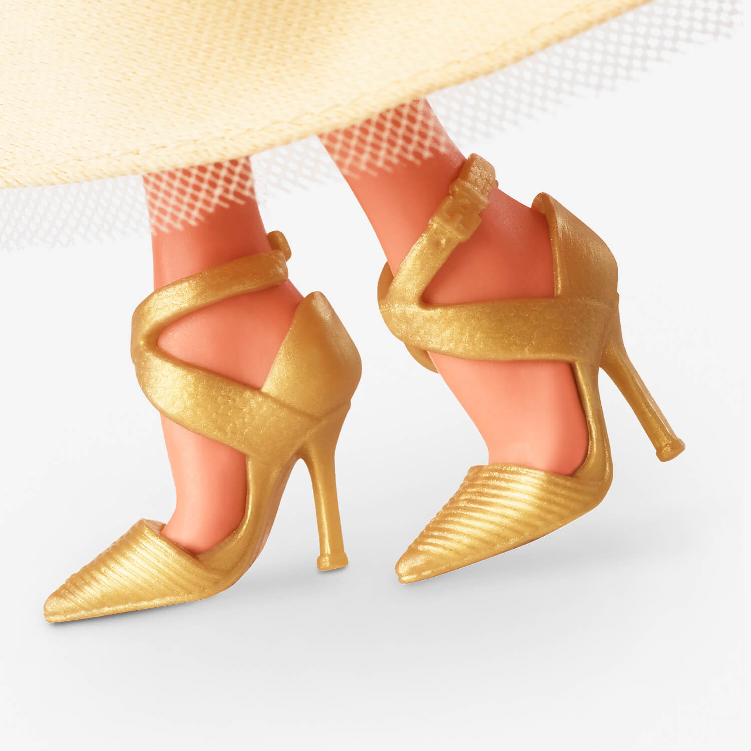 Nahaufnahme der Füße einer Barbie-Puppe mit goldenen High Heels. Die Absätze haben ein einzigartiges Design.