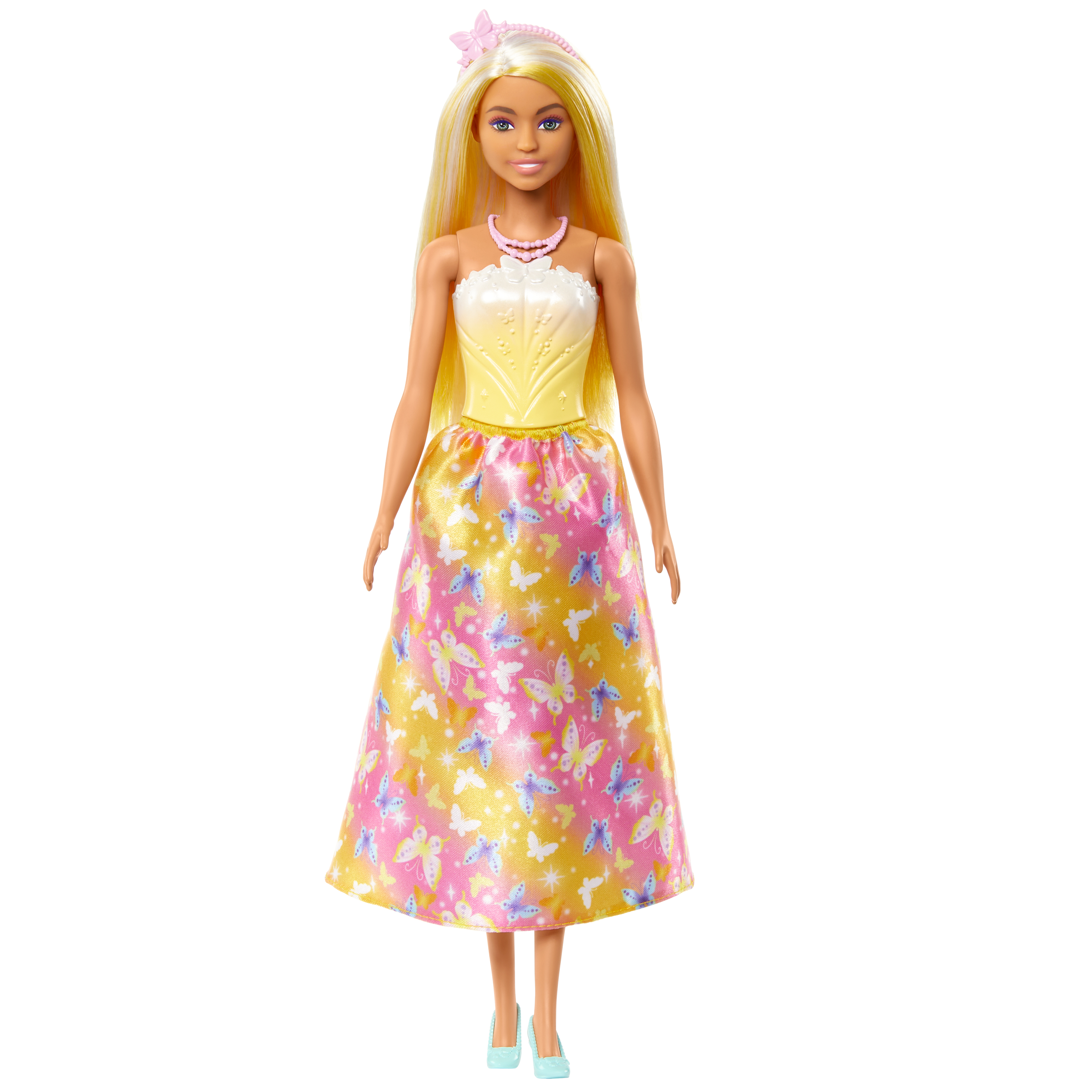 Una muñeca rubia con un vestido amarillo y estampado de mariposas está de pie, sonriendo.