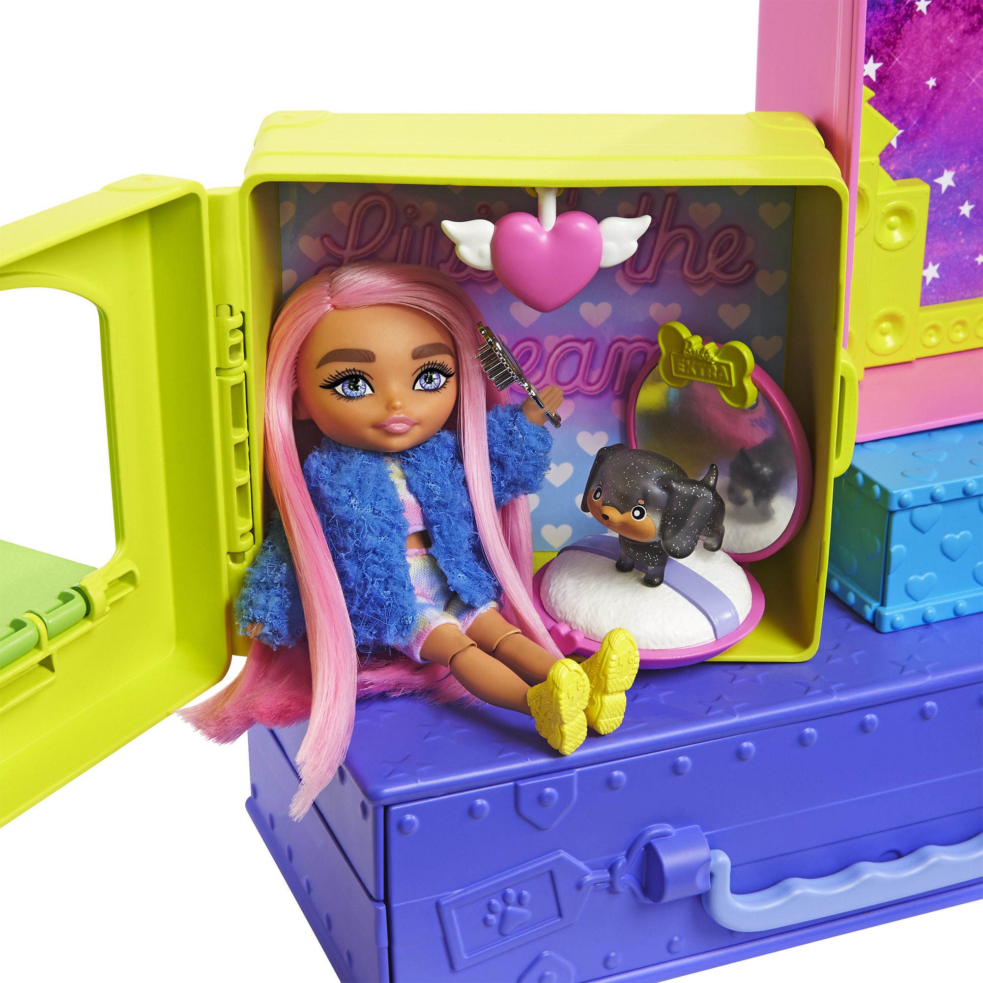 Puppe in einer Box mit Zubehör. Weißer Hintergrund.