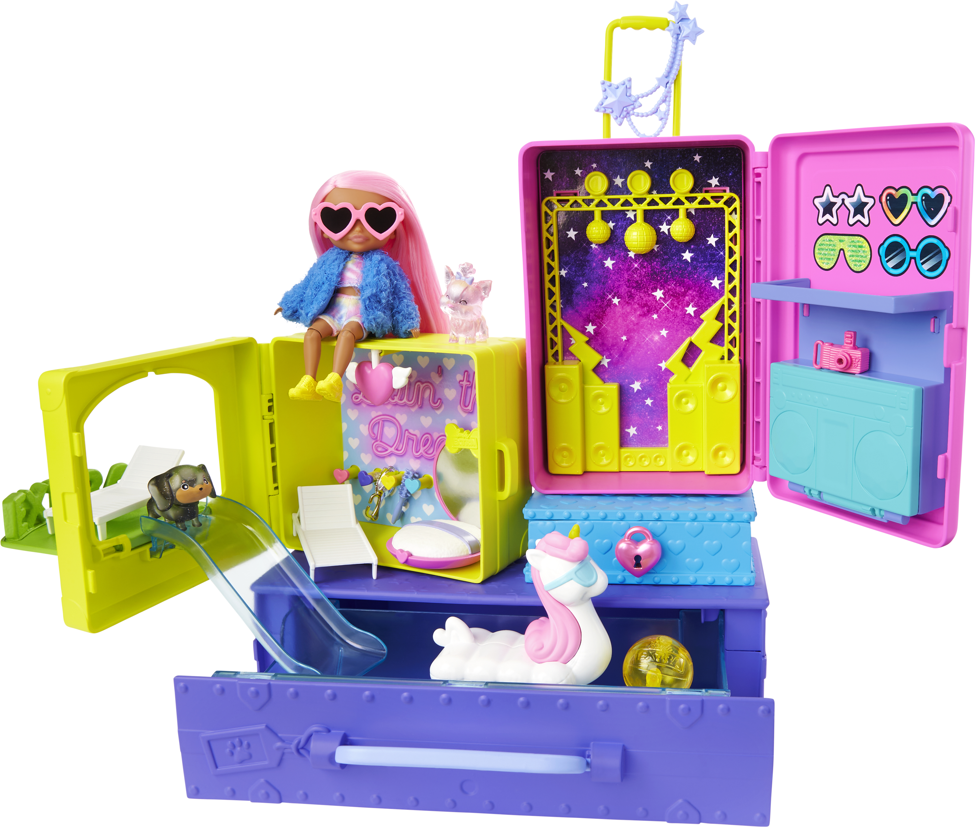 Ein Spielset mit einer Puppe, Zubehör und einem pinkfarbenen Koffer, der sich zu einer Bühnenszene öffnet.