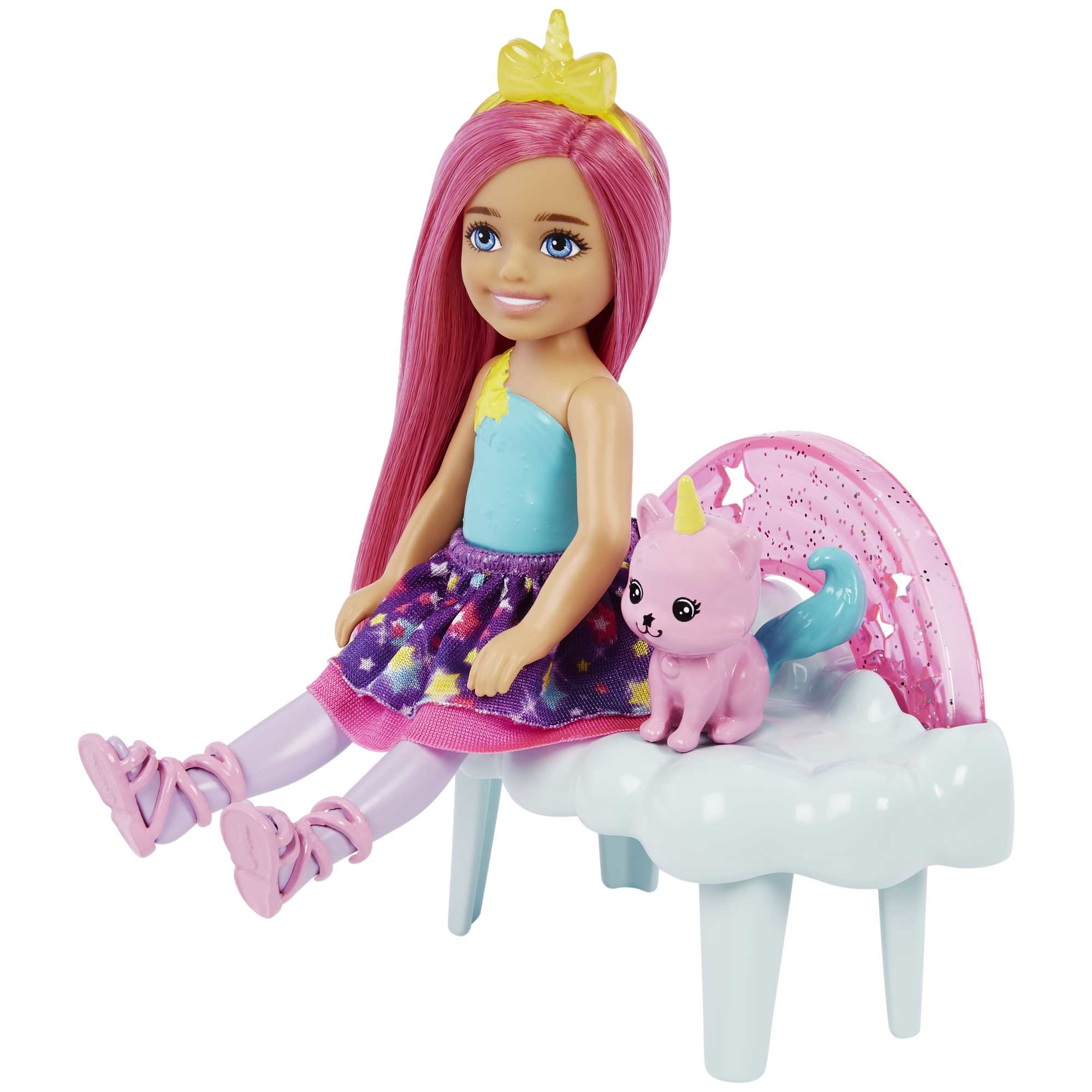 Puppe sitzt auf wolkenförmiger Bank mit Einhornkatze und Regenbogen. Rosa, blau und lila Farben.