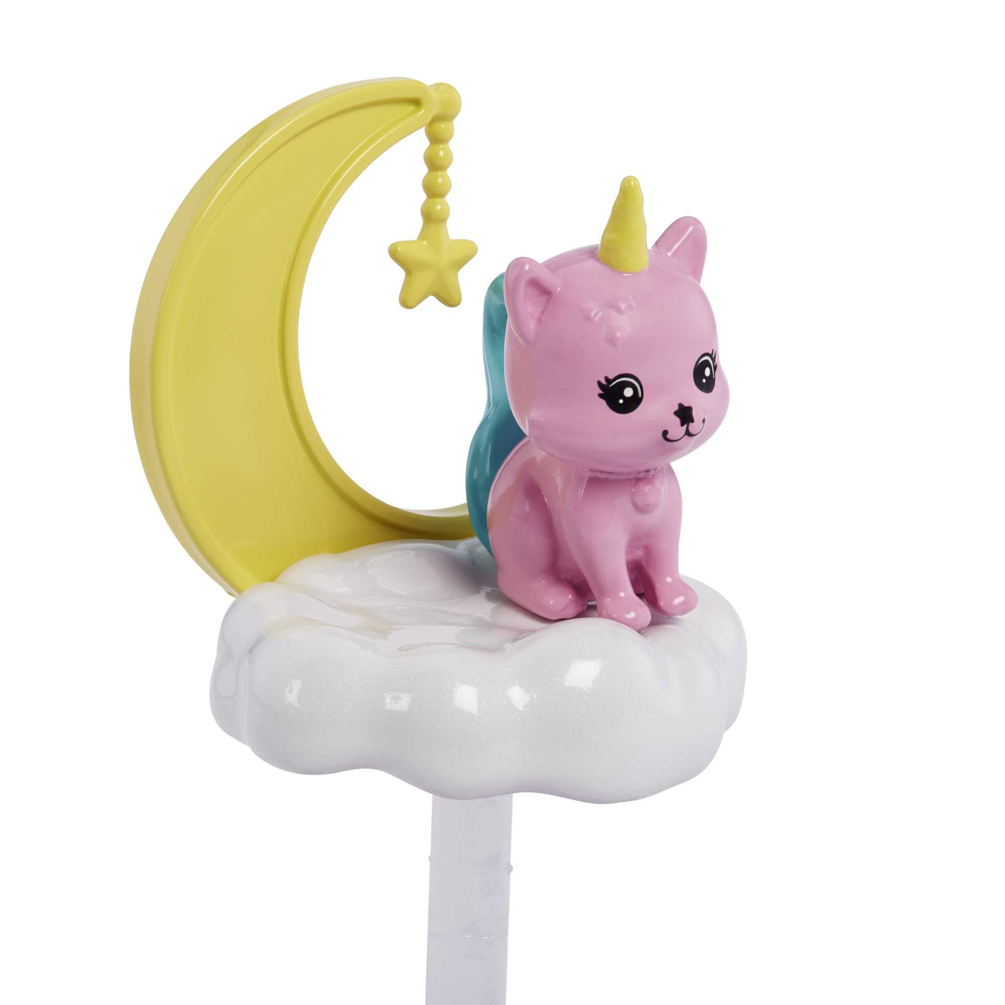Rosa Einhorn-Katze-Spielzeug auf einem gelben Mond. Ein Stern hängt vom Mond. Weißer Hintergrund.