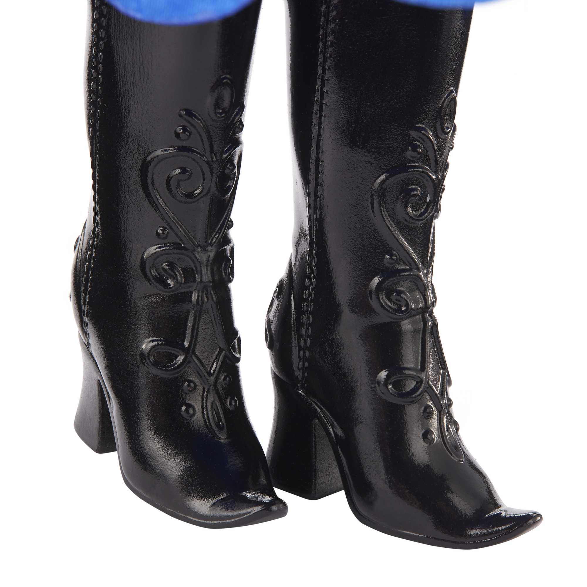 Nahaufnahme von schwarzen Stiefeln. Die Stiefel sind aus Leder mit geprägtem Design und hohen Absätzen.