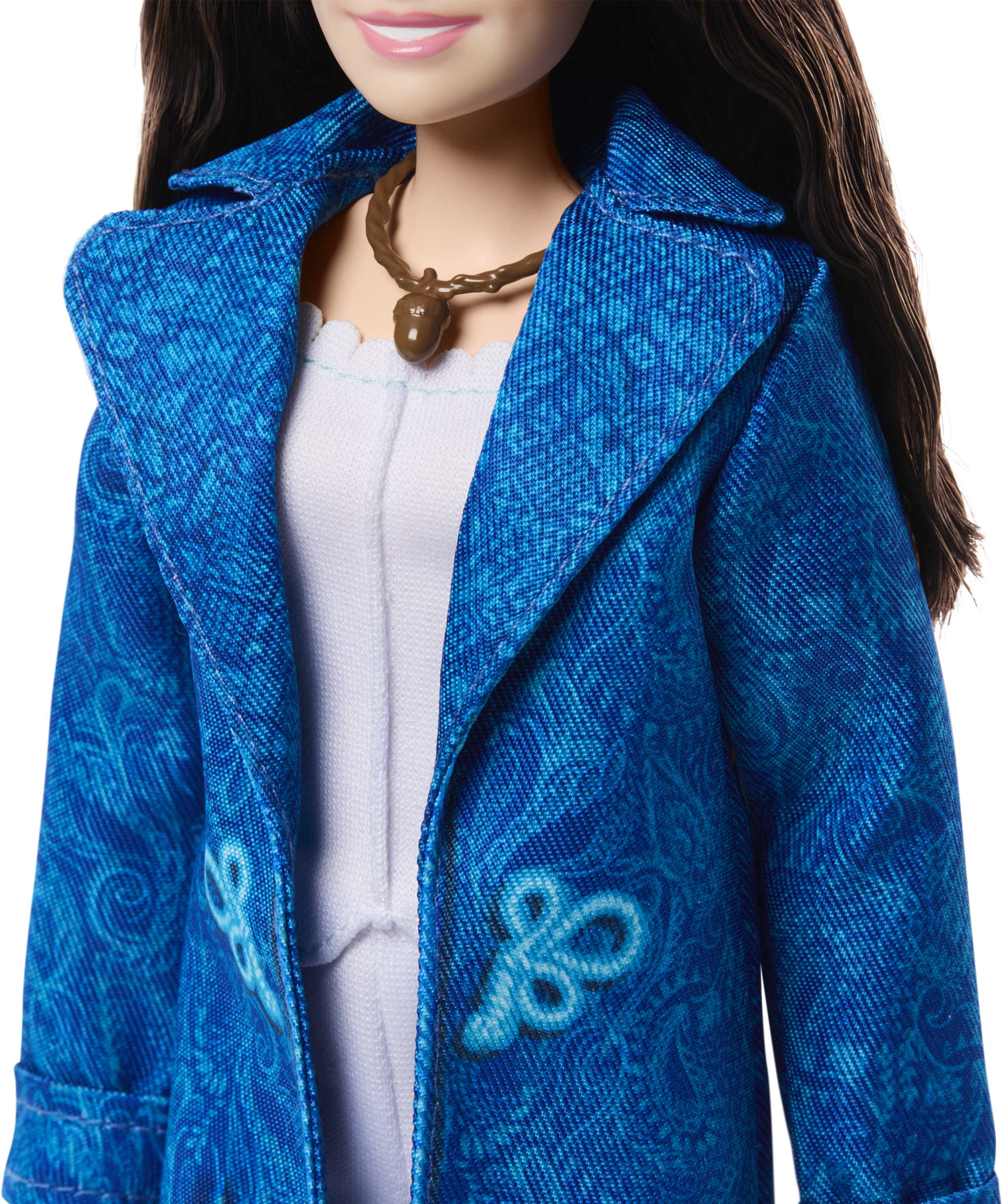 Das Gesicht einer Puppe mit blau bedrucktem Mantel und Halskette.