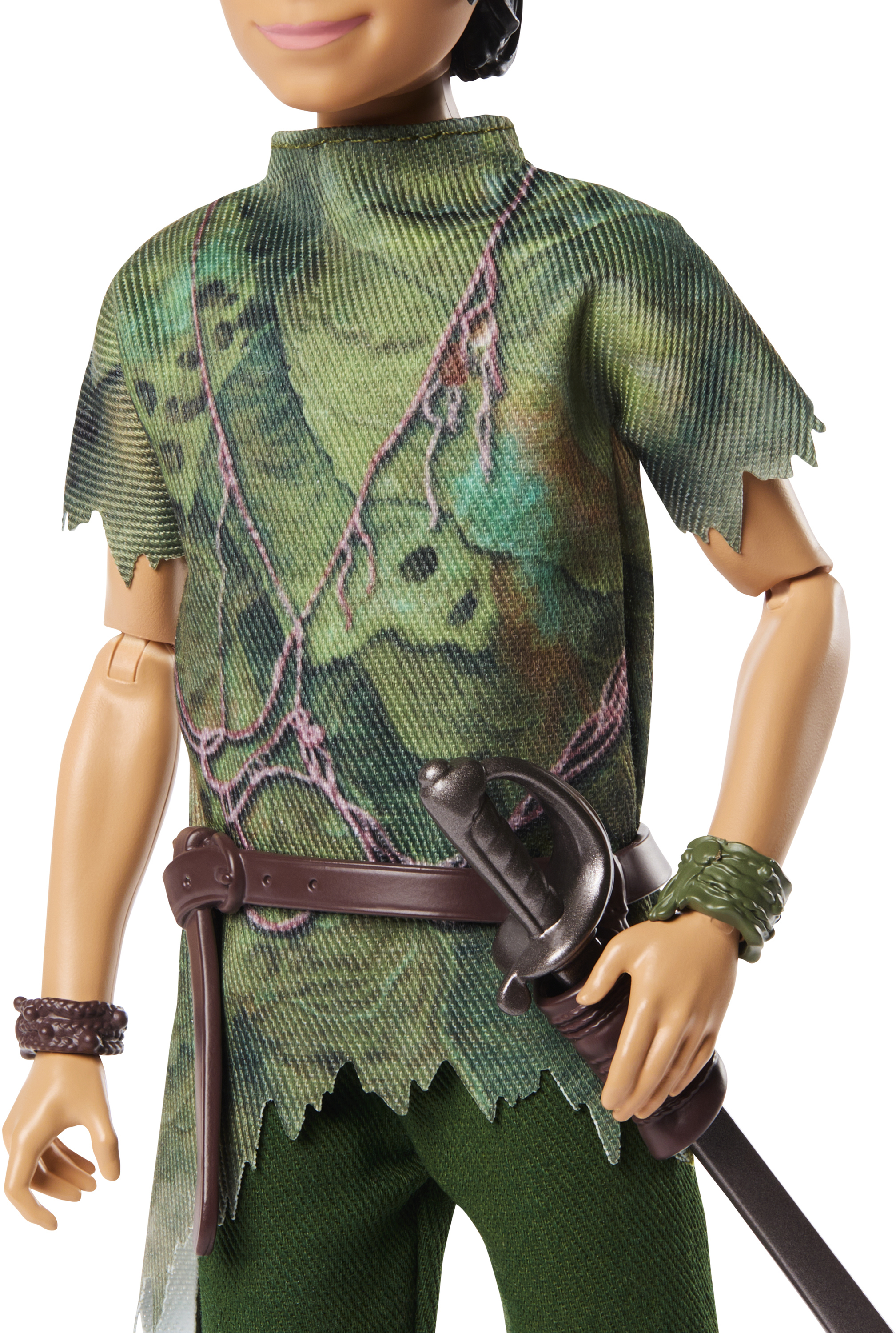 Nahaufnahme einer Peter Pan-Puppe mit grünem Outfit und Schwert. Weißer Hintergrund.