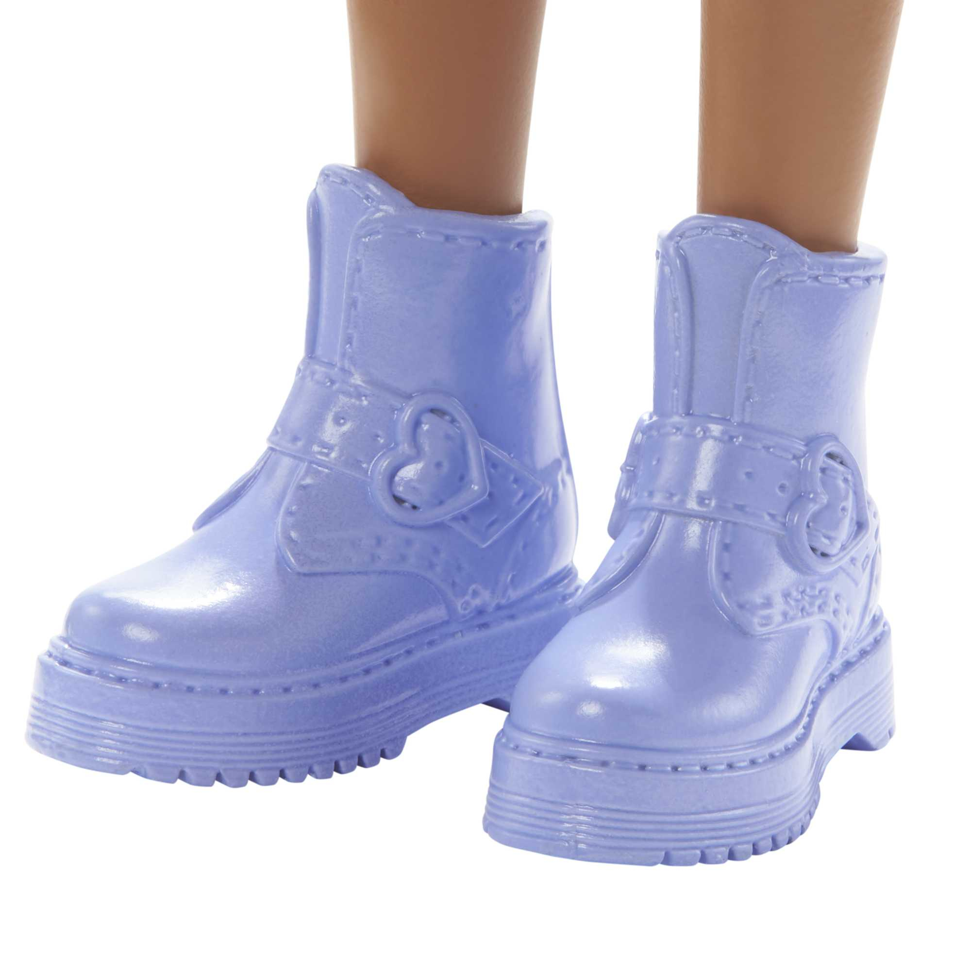 Nahaufnahme von blauen Stiefeln mit Herzschnallen. Die Stiefel haben dicke Sohlen.
