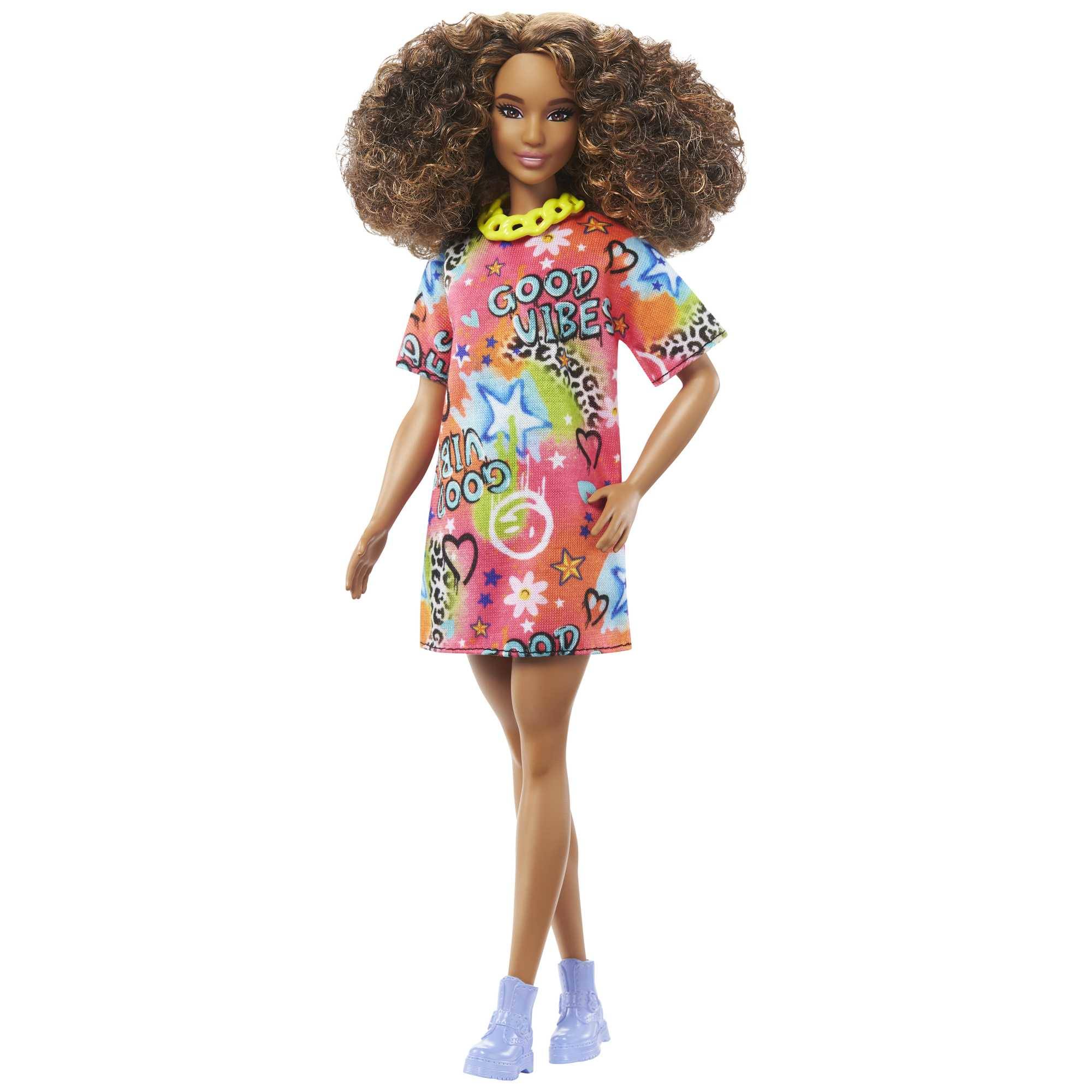 Barbie-Puppe mit lockigem Haar, trägt ein buntes Kleid und blaue Stiefel.