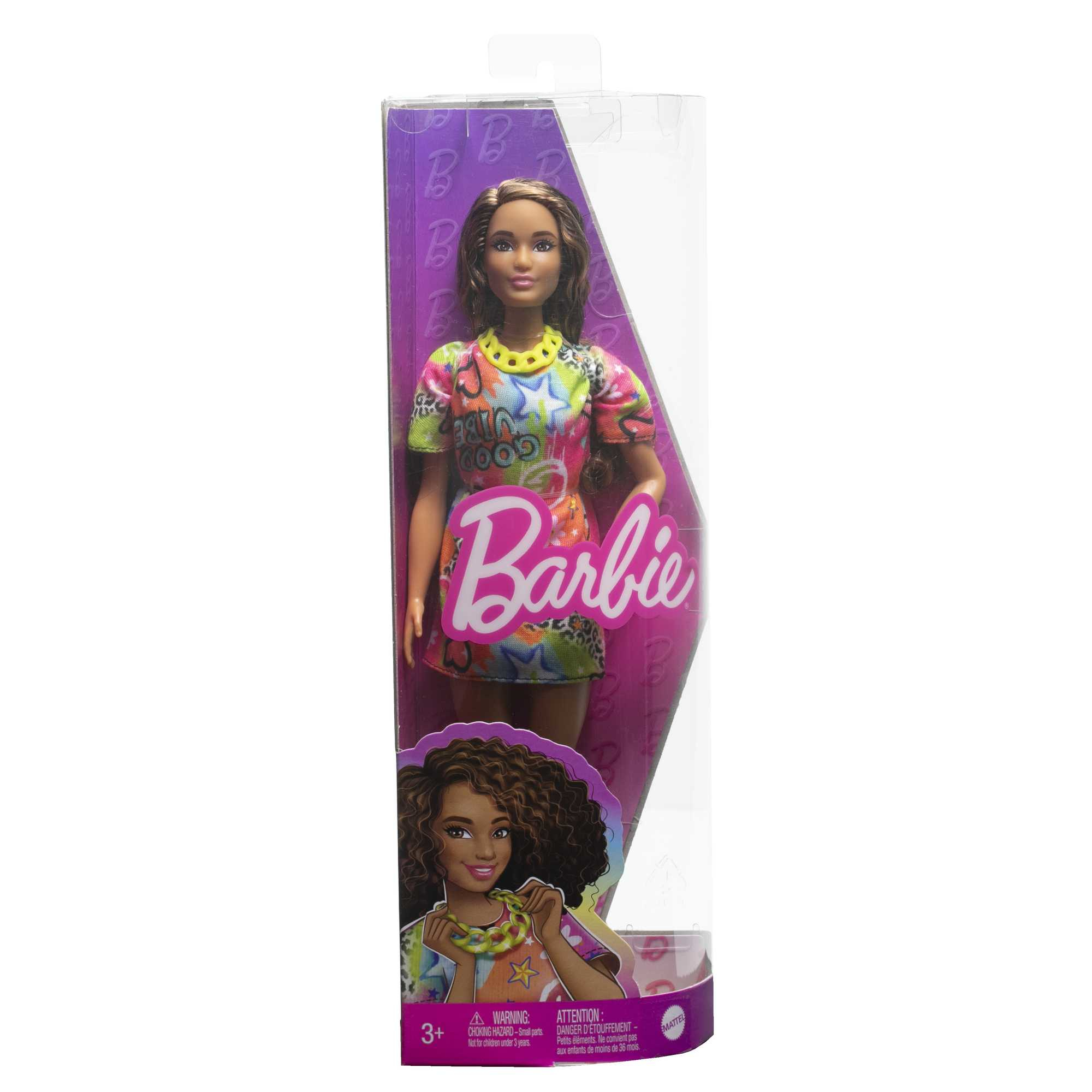 Barbie-Puppe in einer Box. Die Puppe hat dunkle Haut, lange Haare und trägt ein farbenfrohes Kleid. Die Box ist lila.