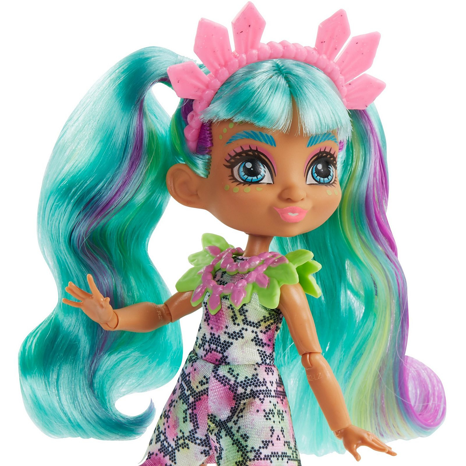 Eine Puppe mit türkisfarbenem Haar mit rosa Strähnen. Die Puppe hat ein Blumenstirnband. Weißer Hintergrund.