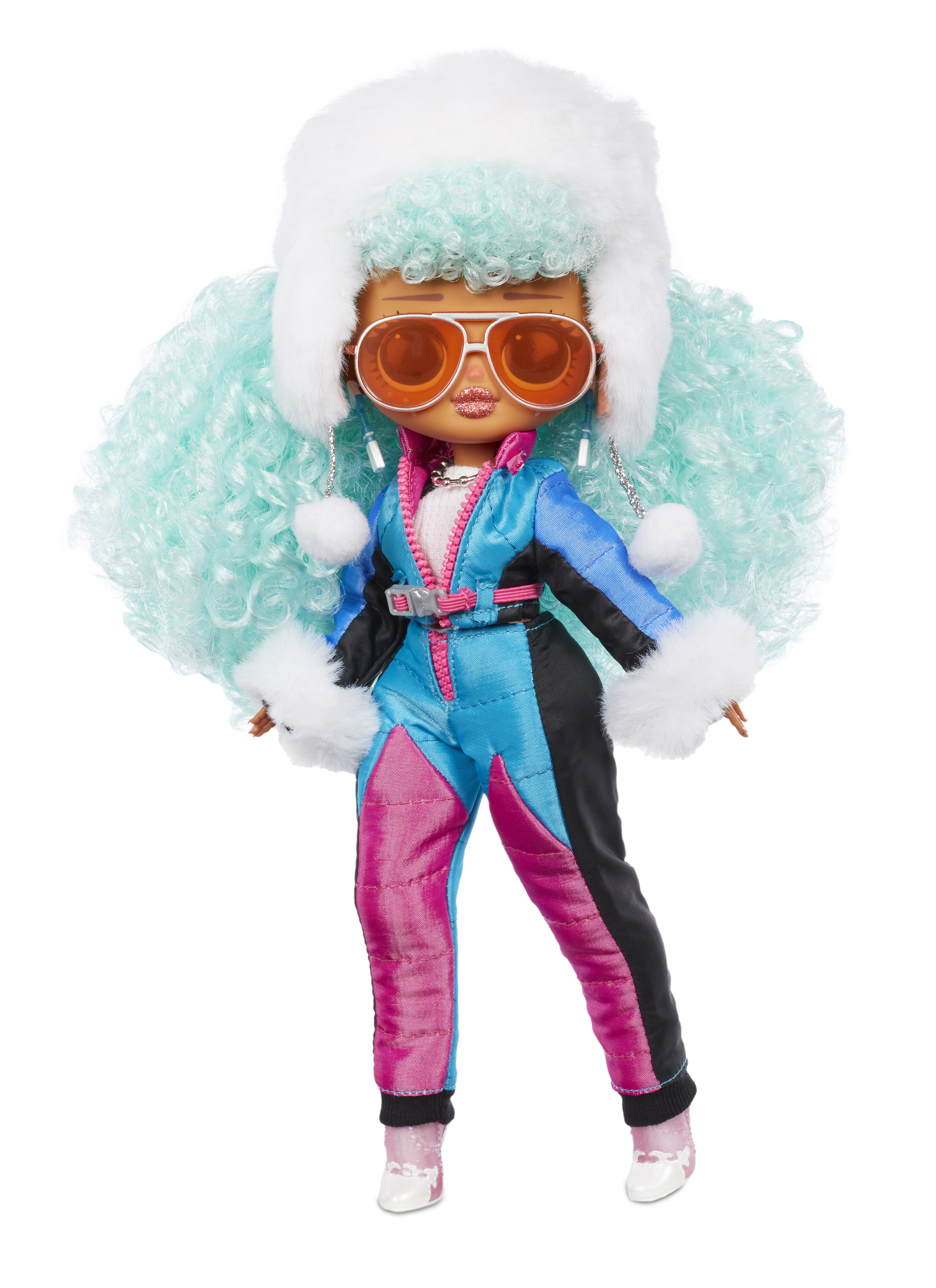 Eine Puppe in Winterkleidung mit Sonnenbrille und langen, blauen Locken.