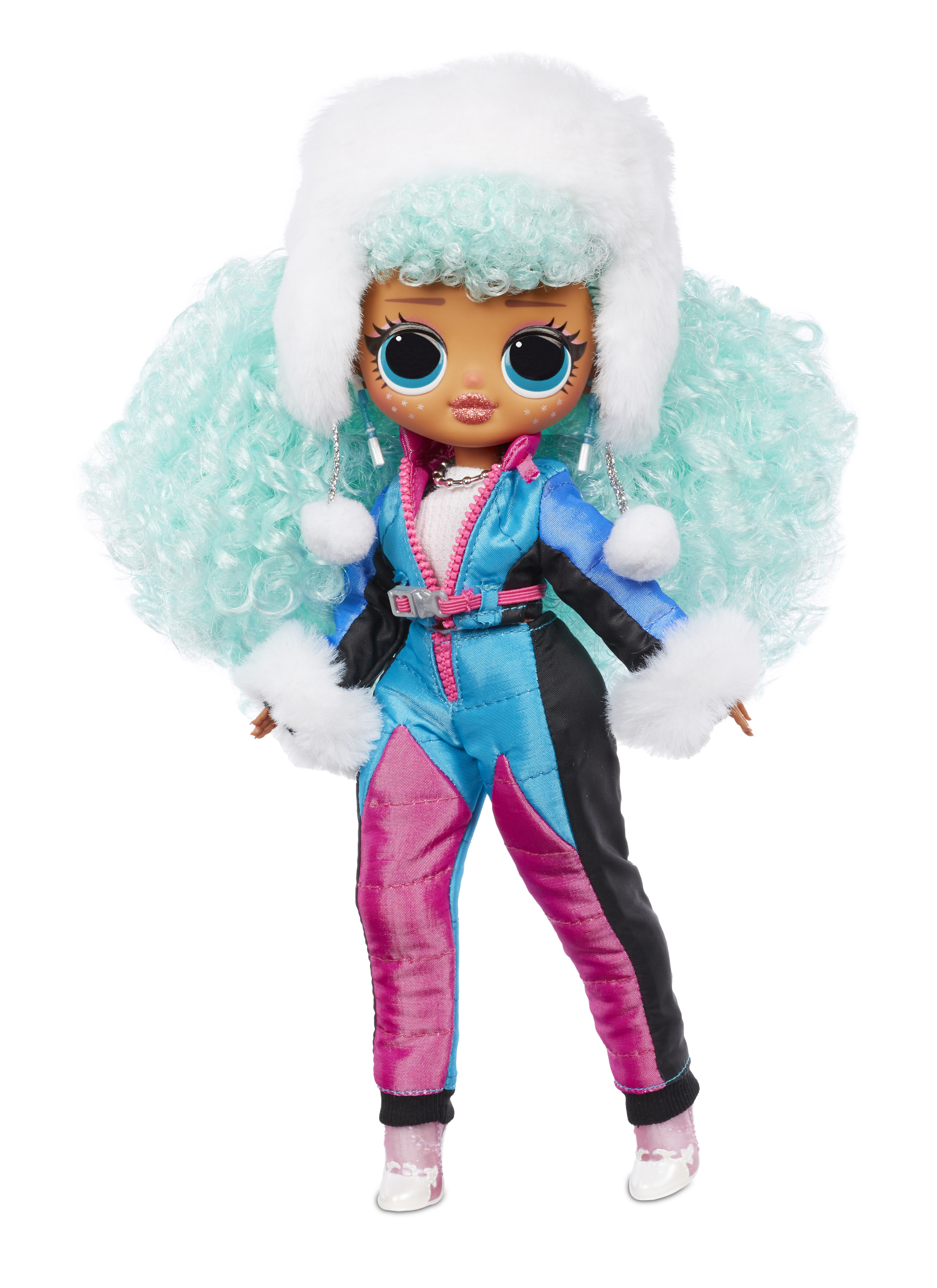 Eine stilvolle Puppe mit Winteroutfit, weißem Hut, blau-rosa Outfit und Stiefeln.