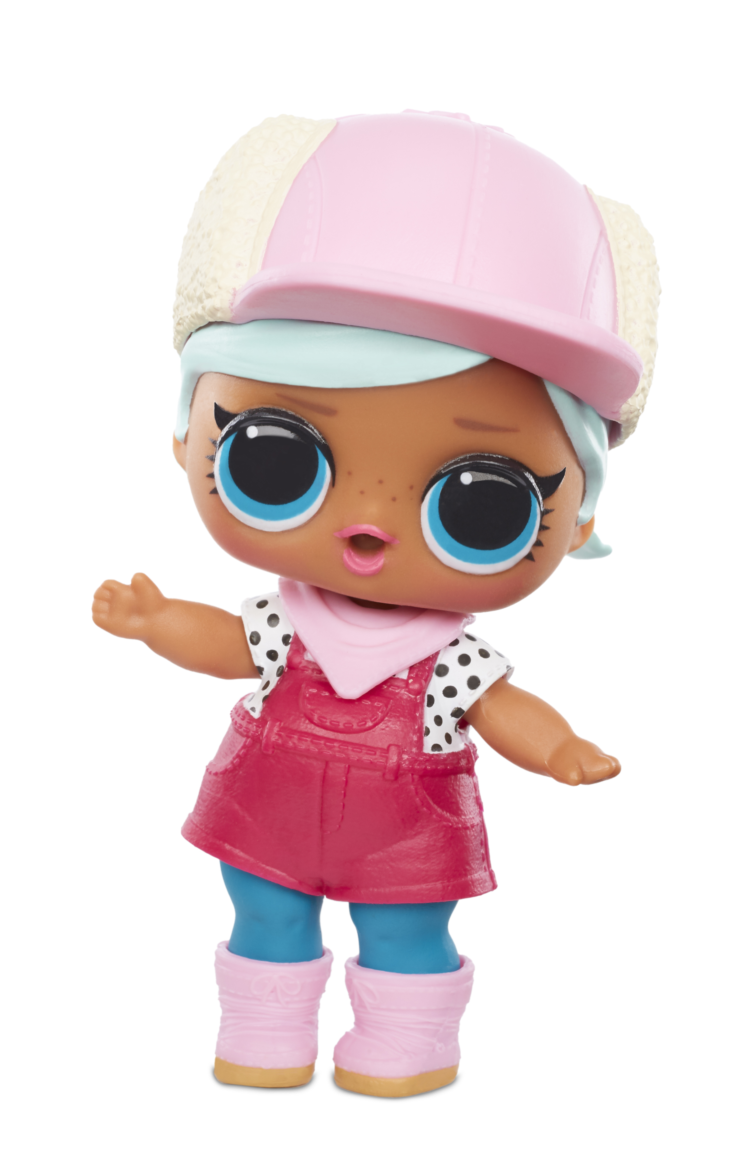 Puppe mit rosa Latzhose und Hut. Blaue Augen und Sommersprossen. Weißer Hintergrund.