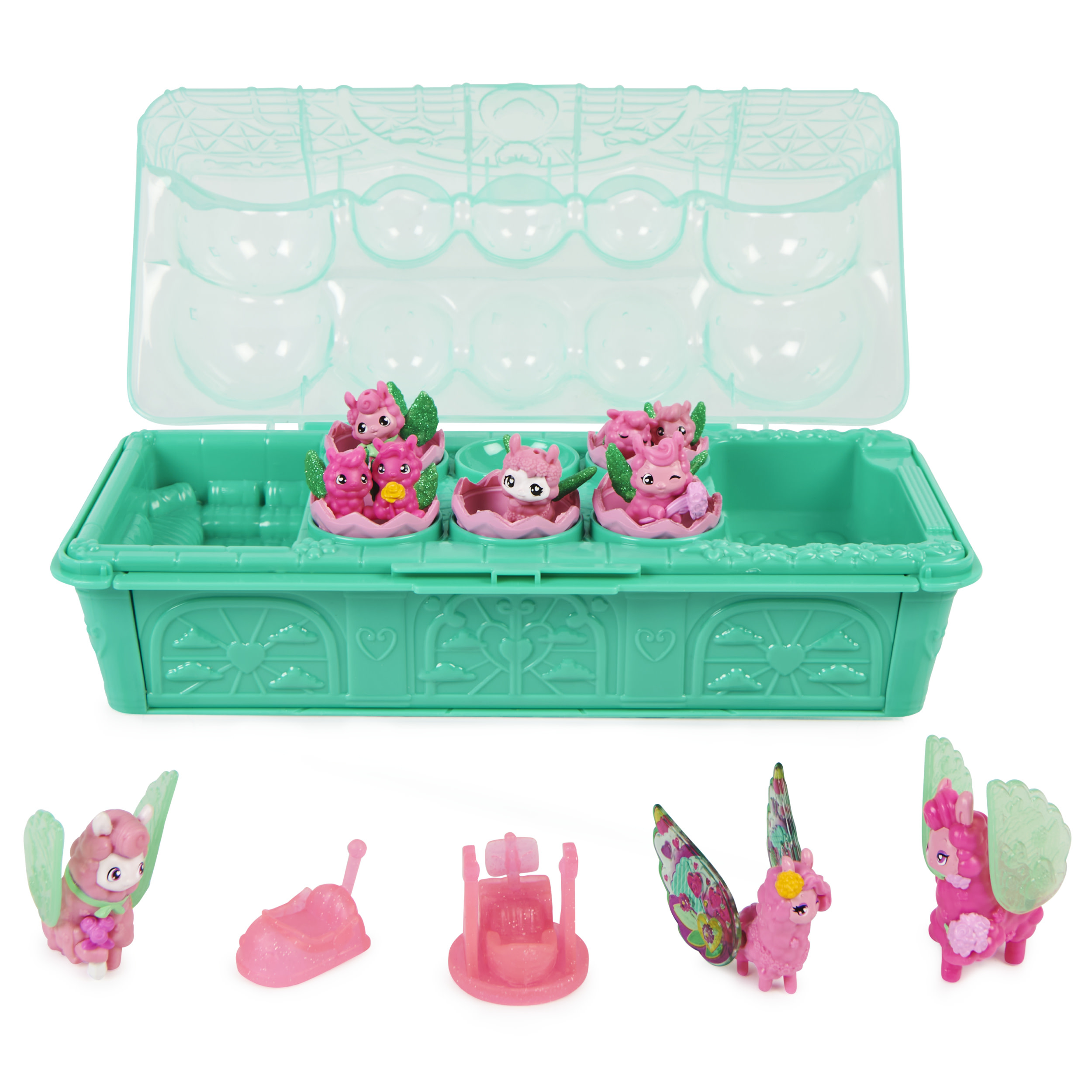 Zestaw zabawek z różowymi wróżkami w oddzielnych pojemnikach, otoczonych akcesoriami. Zielone tło.