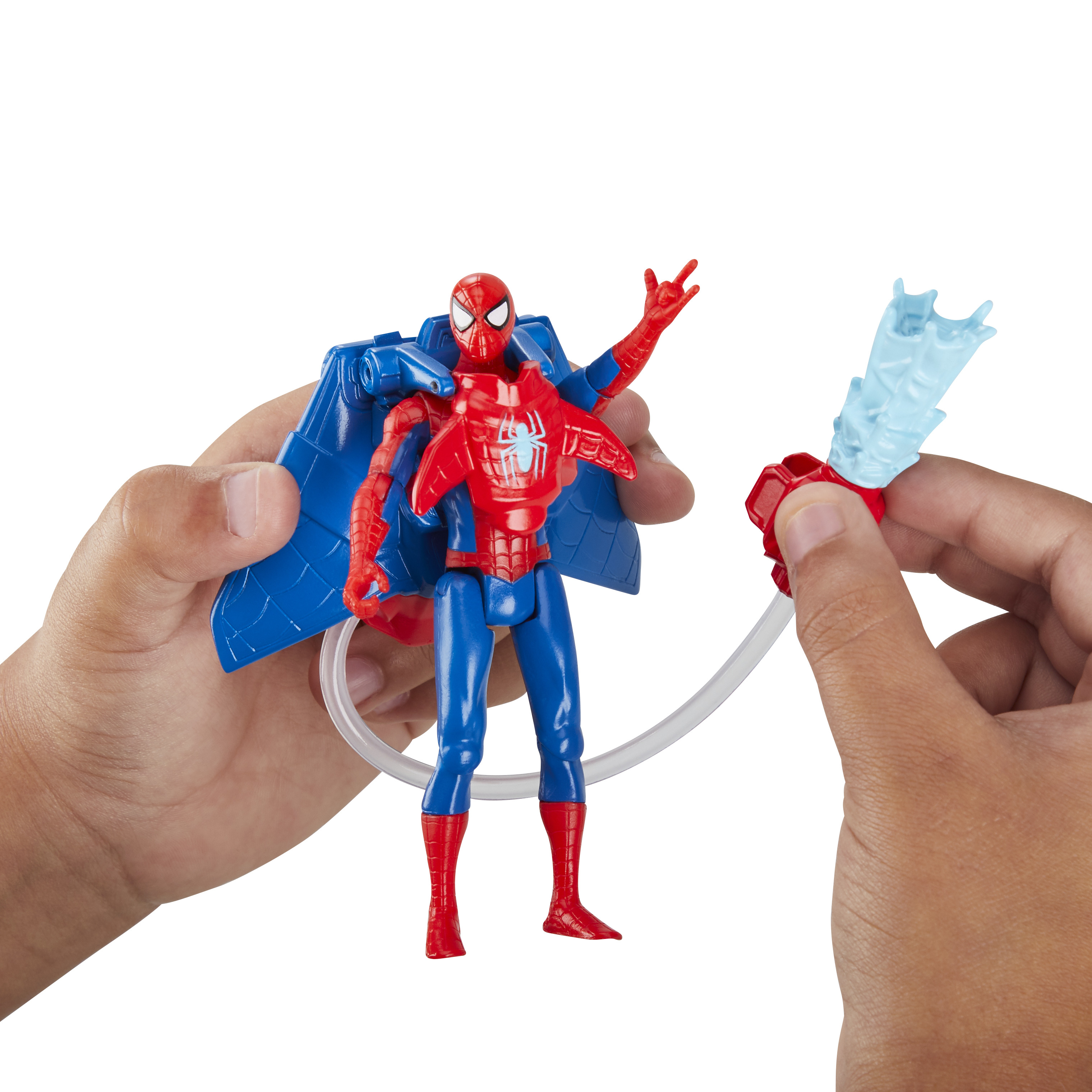 Un bambino tiene in mano un action figure di Spider-Man, ali e un blaster ad acqua. Sfondo bianco.