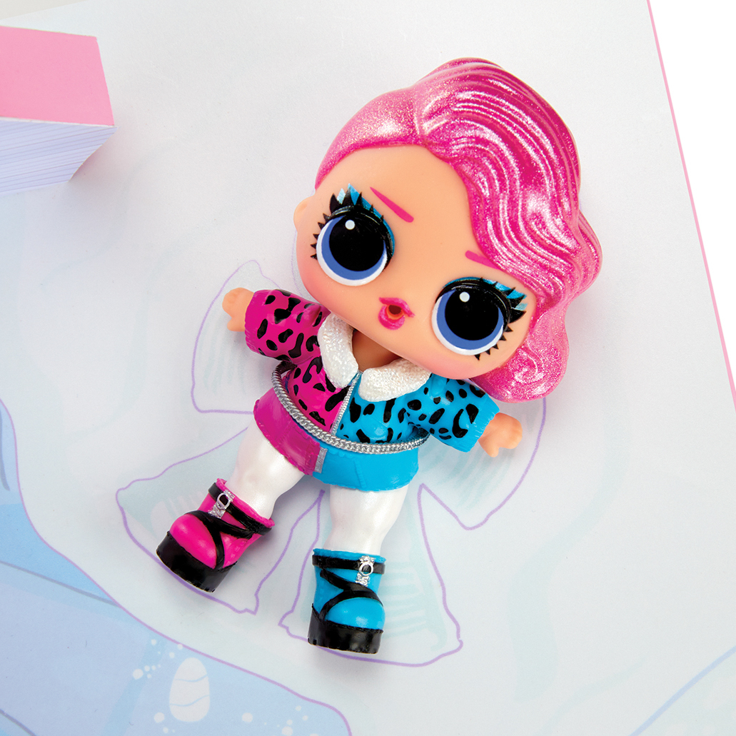 Lalka LOL Surprise z różowymi włosami, w niebieskim i różowym stroju. Leży na białej powierzchni.