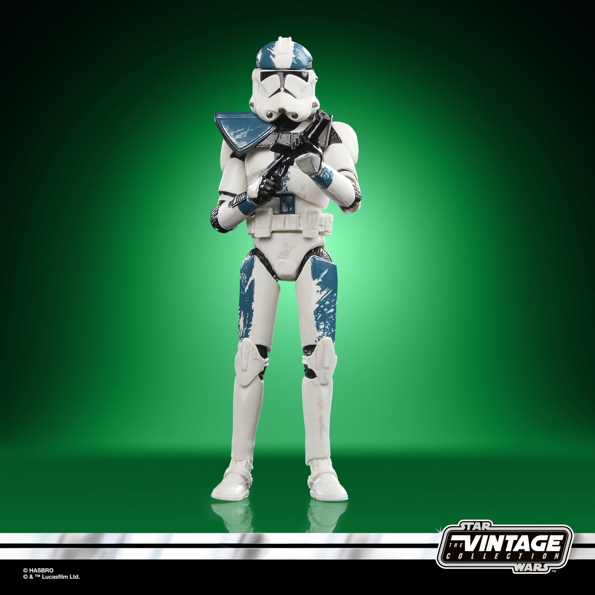 Yeşil bir arka plan üzerinde siyah bir blaster tutan beyaz ve mavi bir Star Wars klon askeri figürü.
