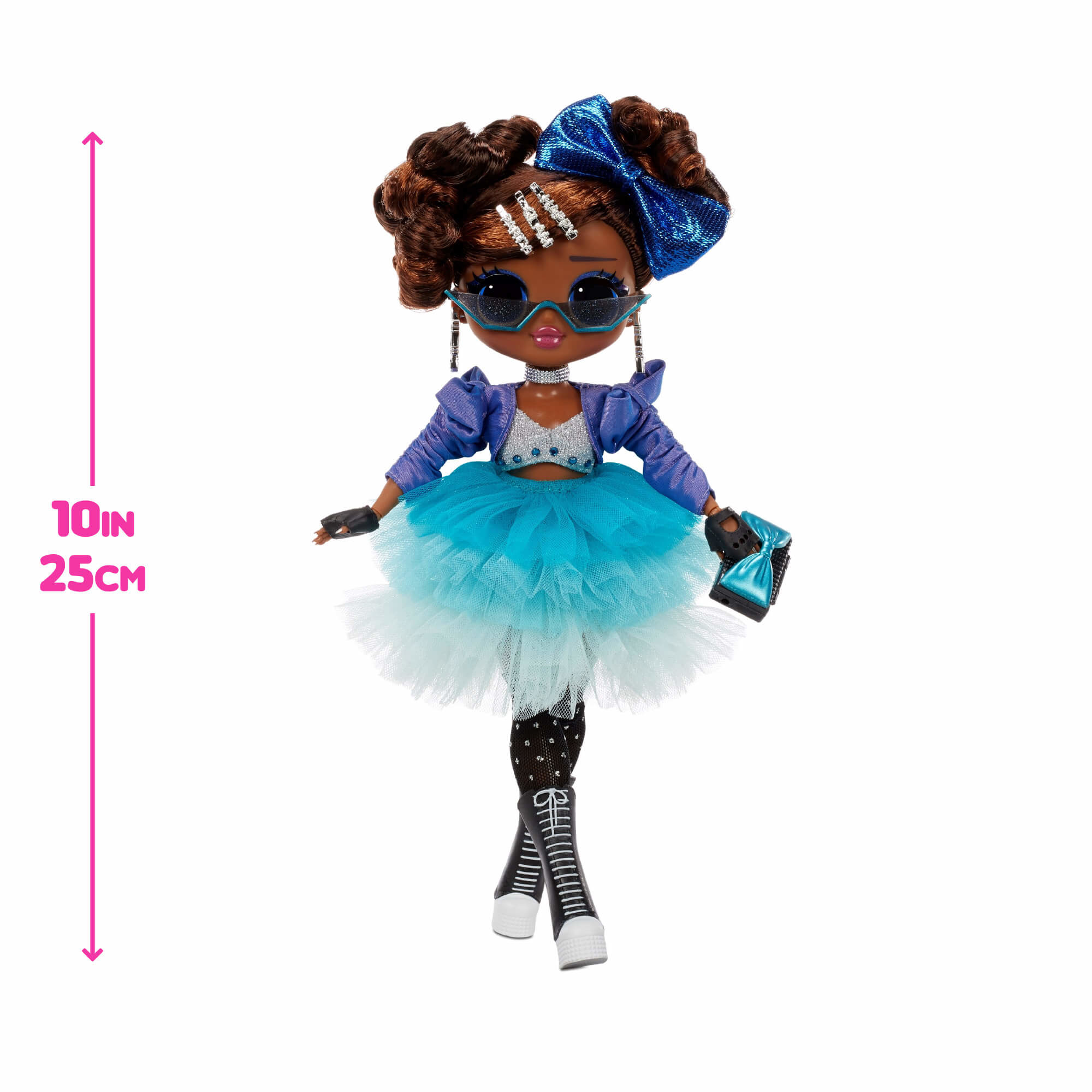 Czarna lalka w niebieską kokardą, okularach przeciwsłonecznych i niebieskiej tutu. Ma czarną torebkę i wysokie buty.