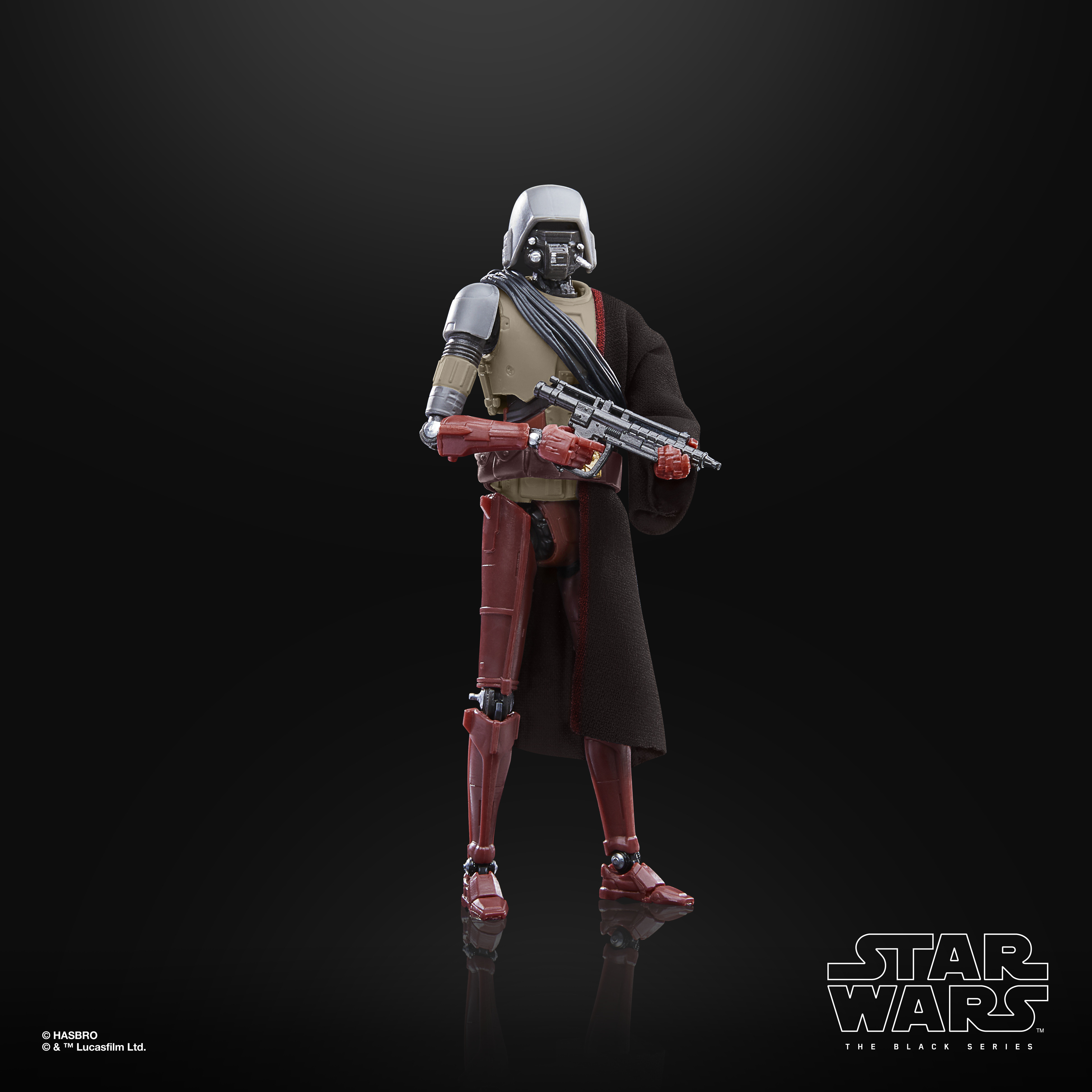 Una figura di Star Wars, con armatura rossa e marrone, con un mantello nero, su sfondo nero.