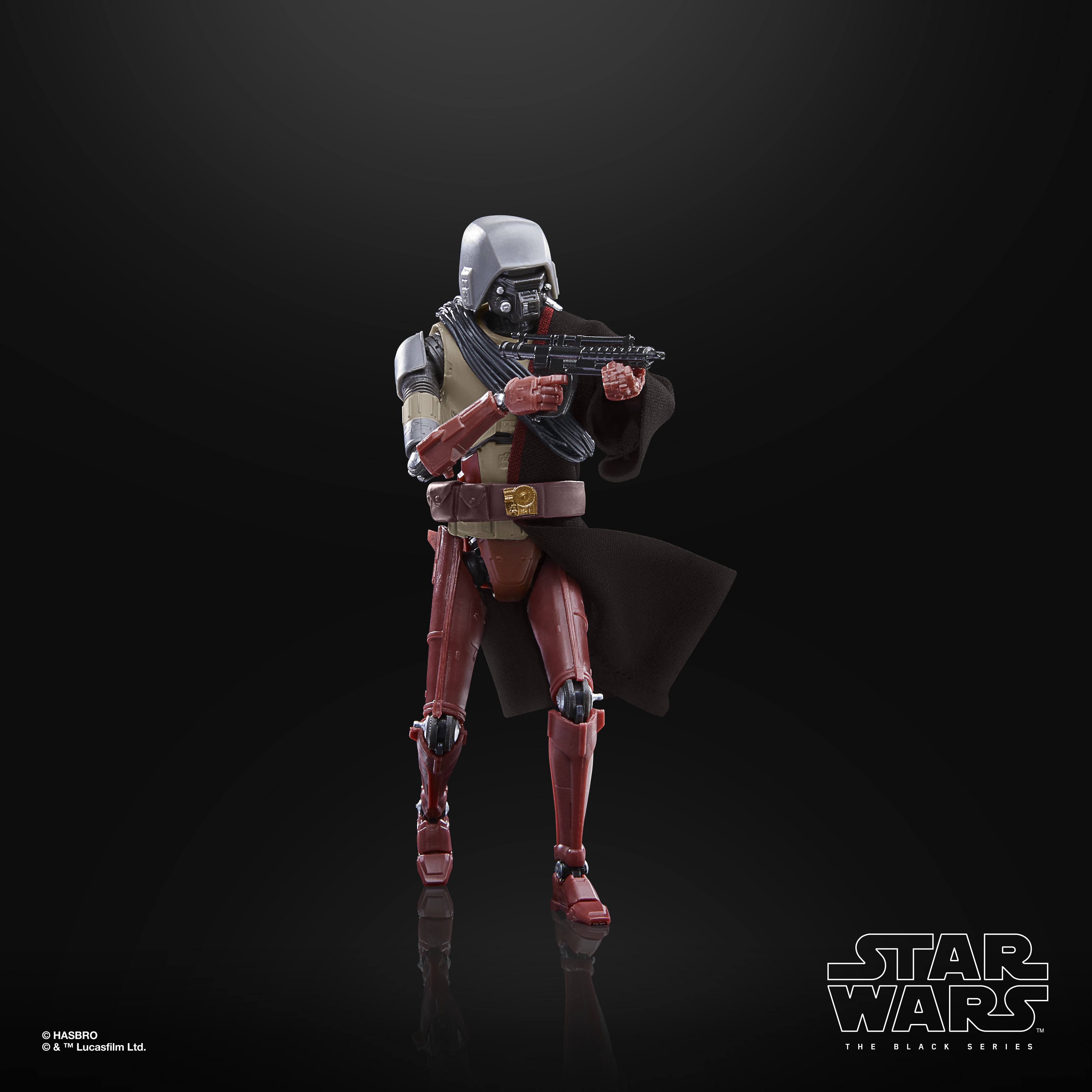 Una figura di Star Wars in armatura marrone e rossa, che tiene una pistola, in piedi su una superficie nera.