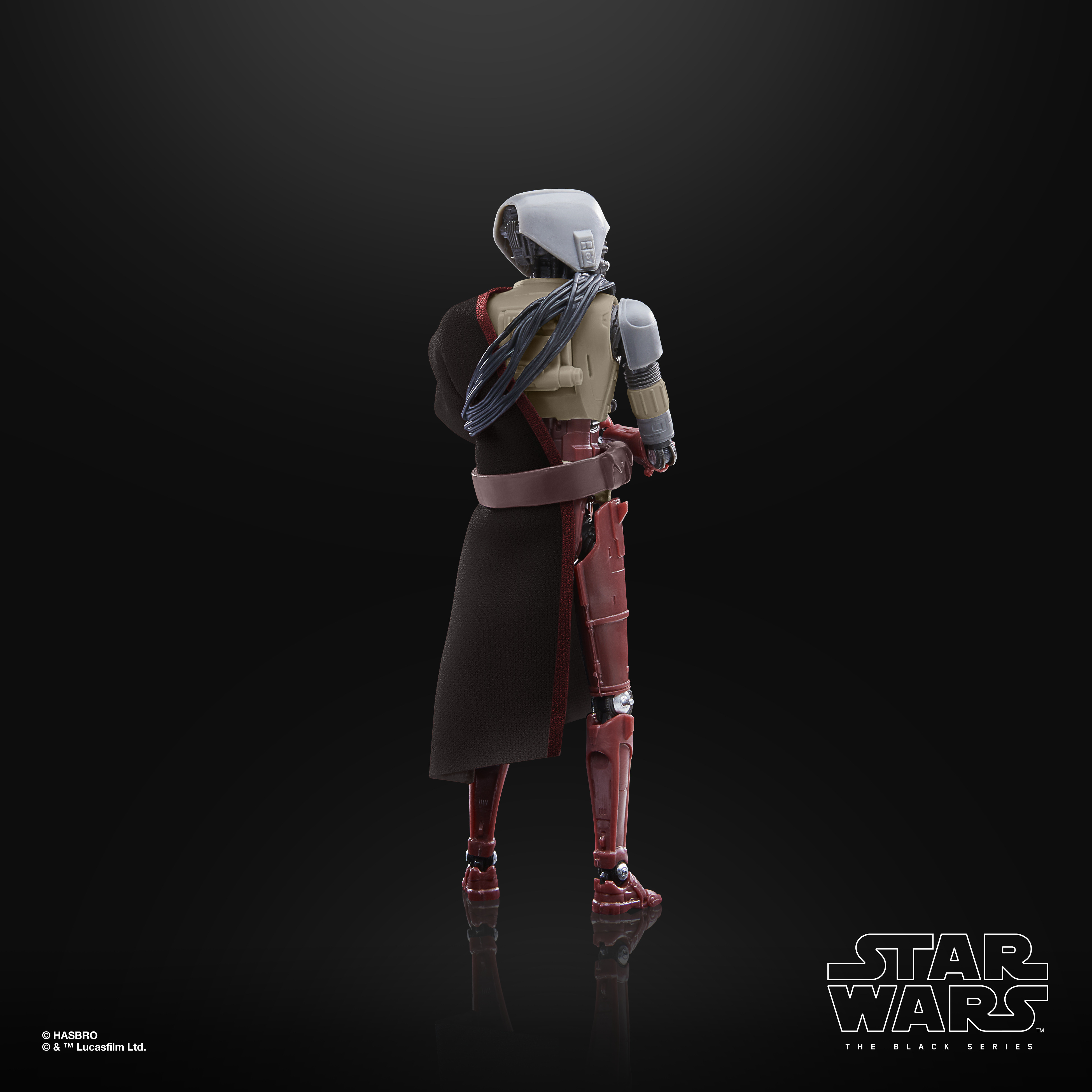 Vista posteriore di una figura di Star Wars in abito rosso e beige con mantello scuro su superficie nera.