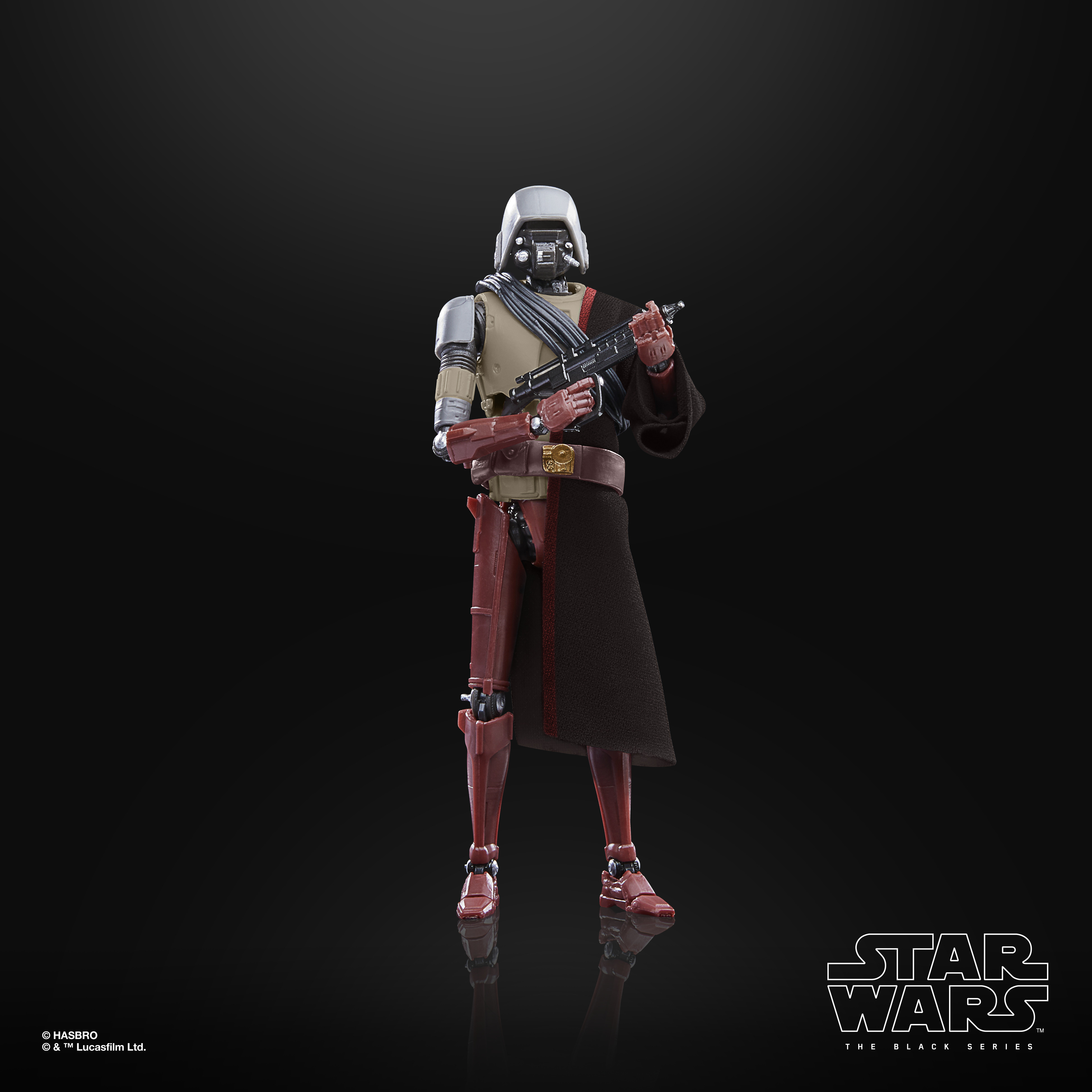 Figura di Star Wars in abito rosso e beige che tiene un'arma, con un mantello scuro, su una superficie nera.