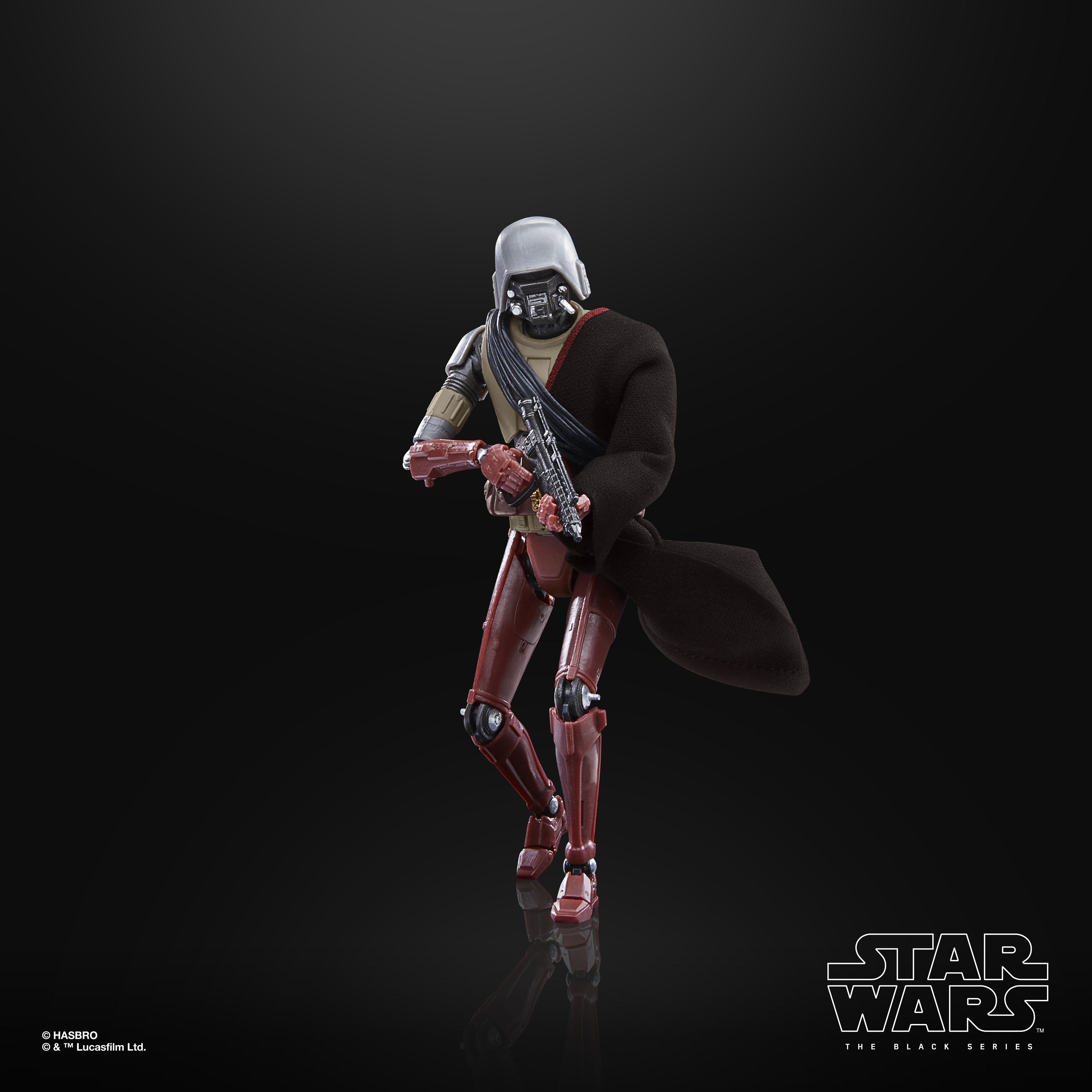 Figura di Star Wars in abito rosso e beige che tiene un'arma, con un mantello scuro, su una superficie nera.