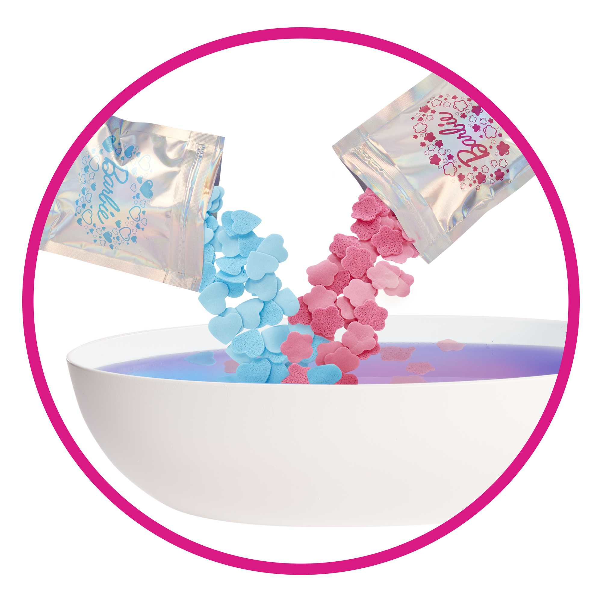 Nahaufnahme einer weißen Badewanne. Blaue und rosa blütenförmige Gegenstände werden in das Wasser gegossen.