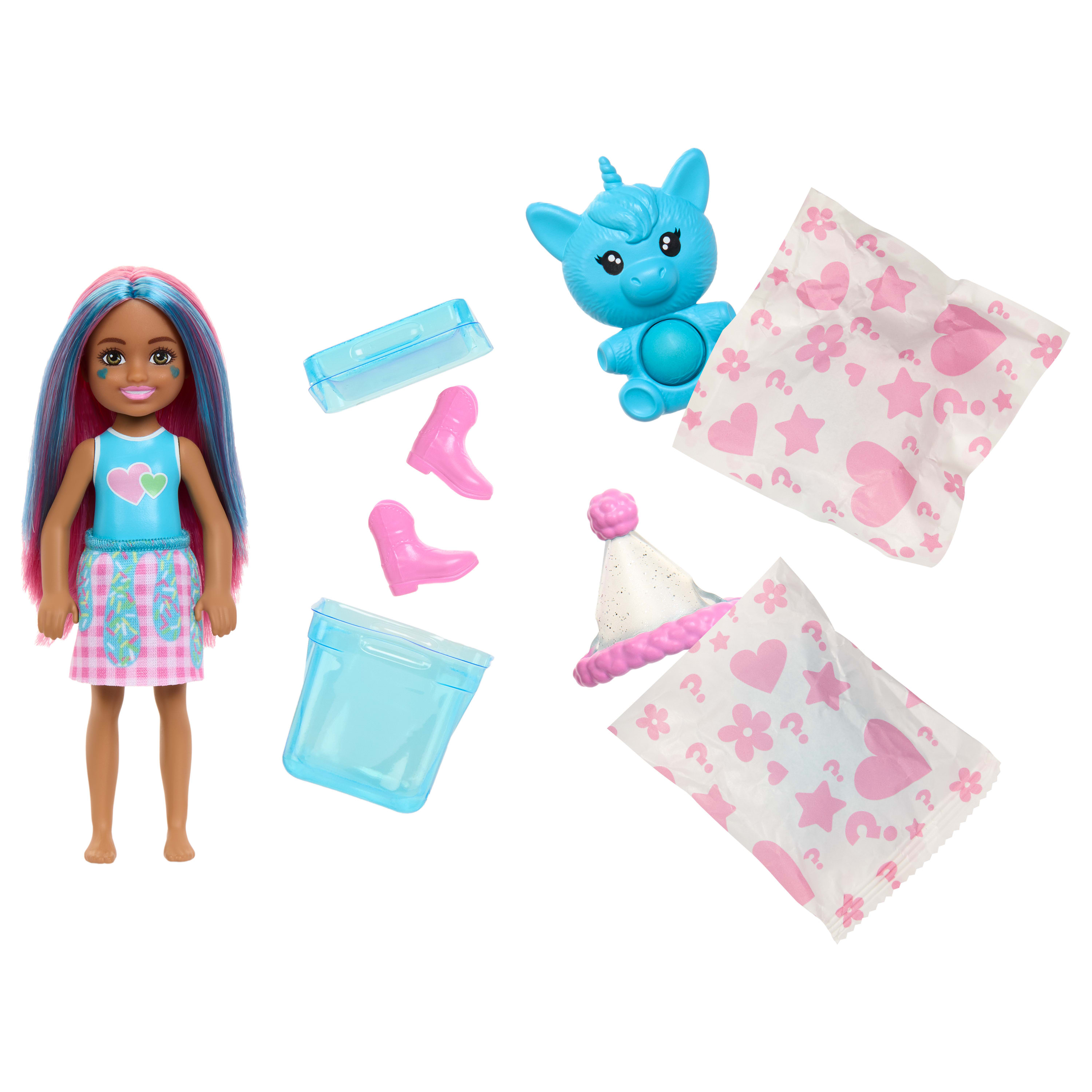 Eine Chelsea-Puppe mit Zubehör, darunter Stiefel, eine Einhornfigur und Geschenktüten.