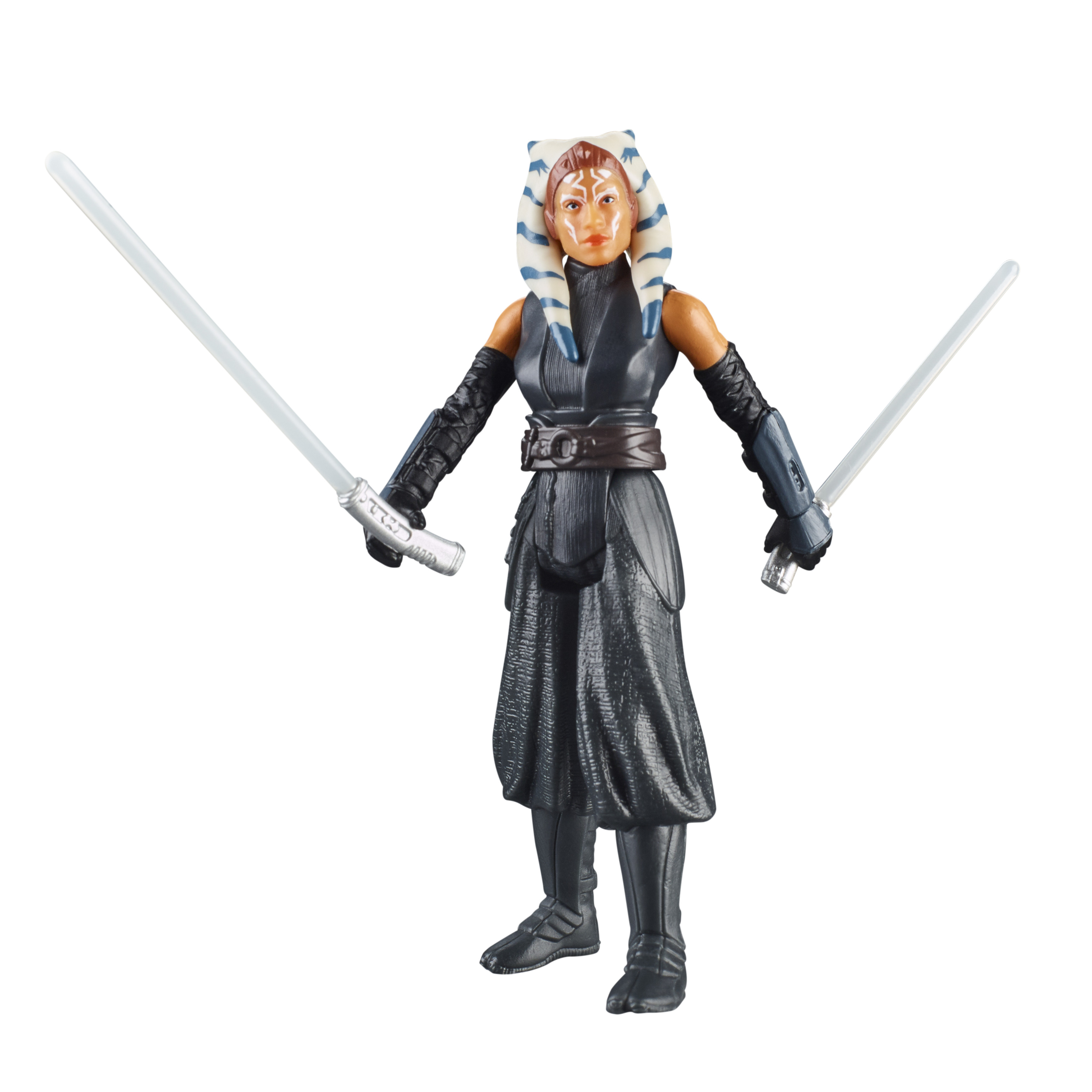 Action figure di Ahsoka Tano. Tiene due spade laser, con un abito scuro. Sfondo bianco.