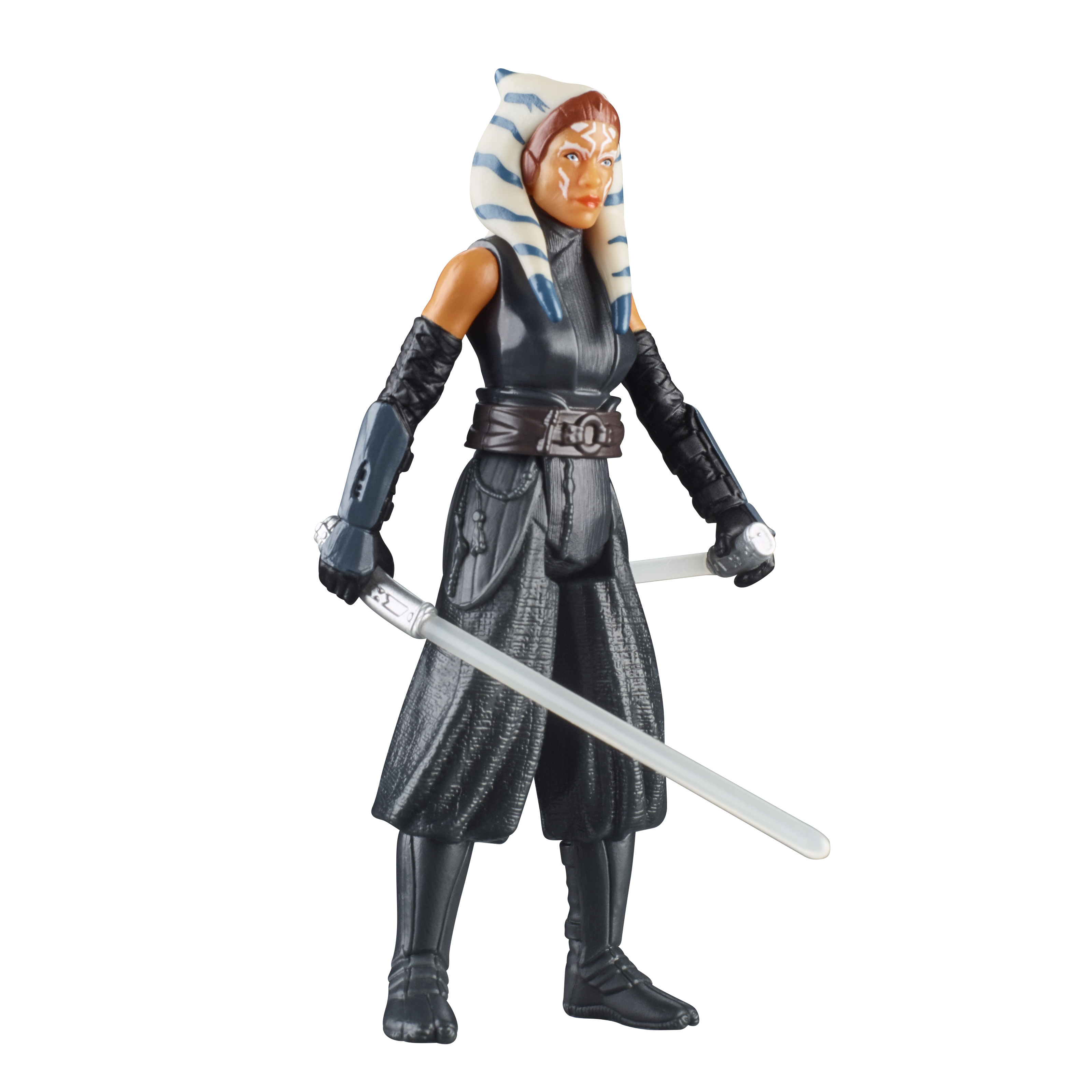 Action figure di Ahsoka Tano che tiene due spade laser. Indossa abiti neri e ha code bianche e blu sulla testa.