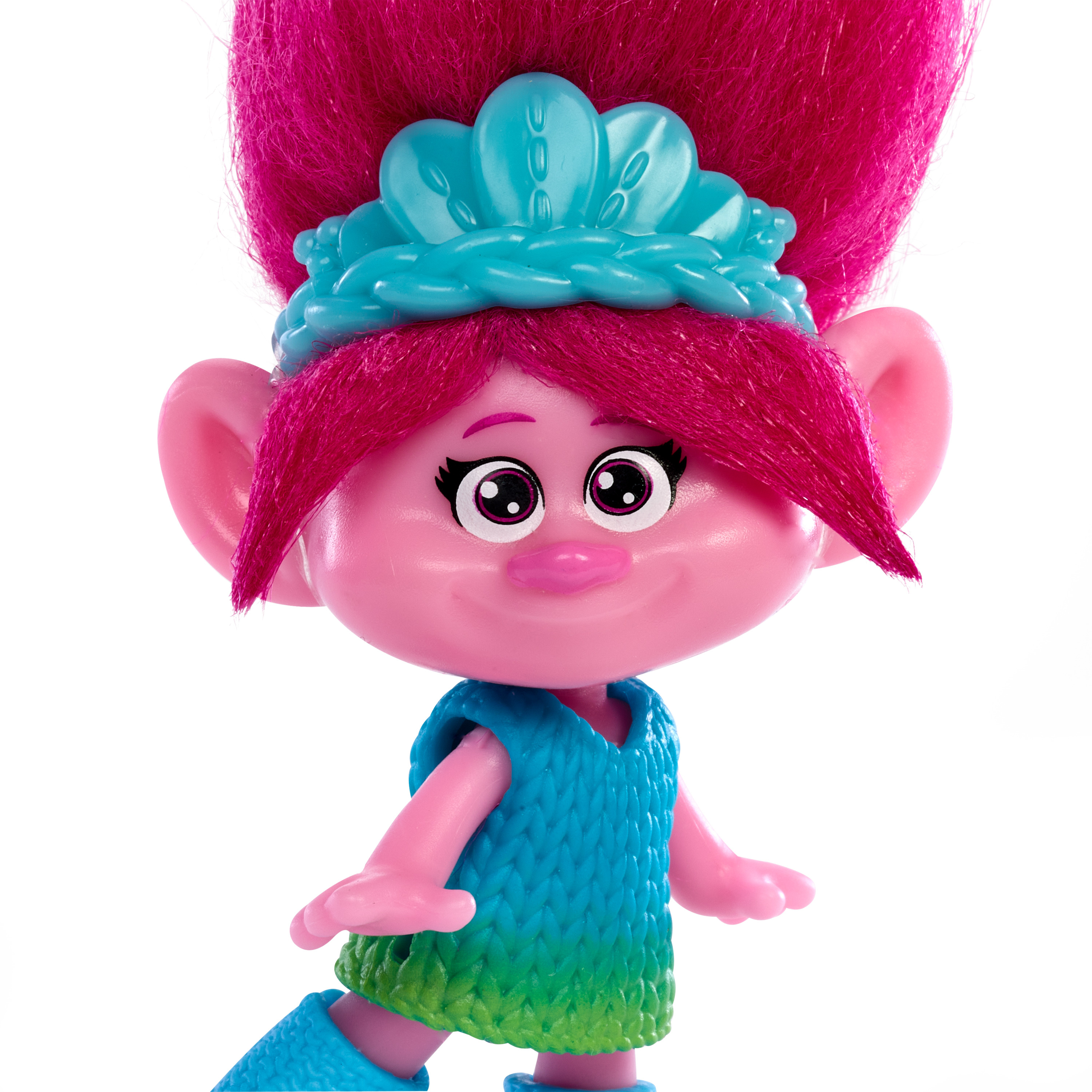 Pinke Troll-Puppe mit pinken Haaren und einem blauen Outfit. Weißer Hintergrund.