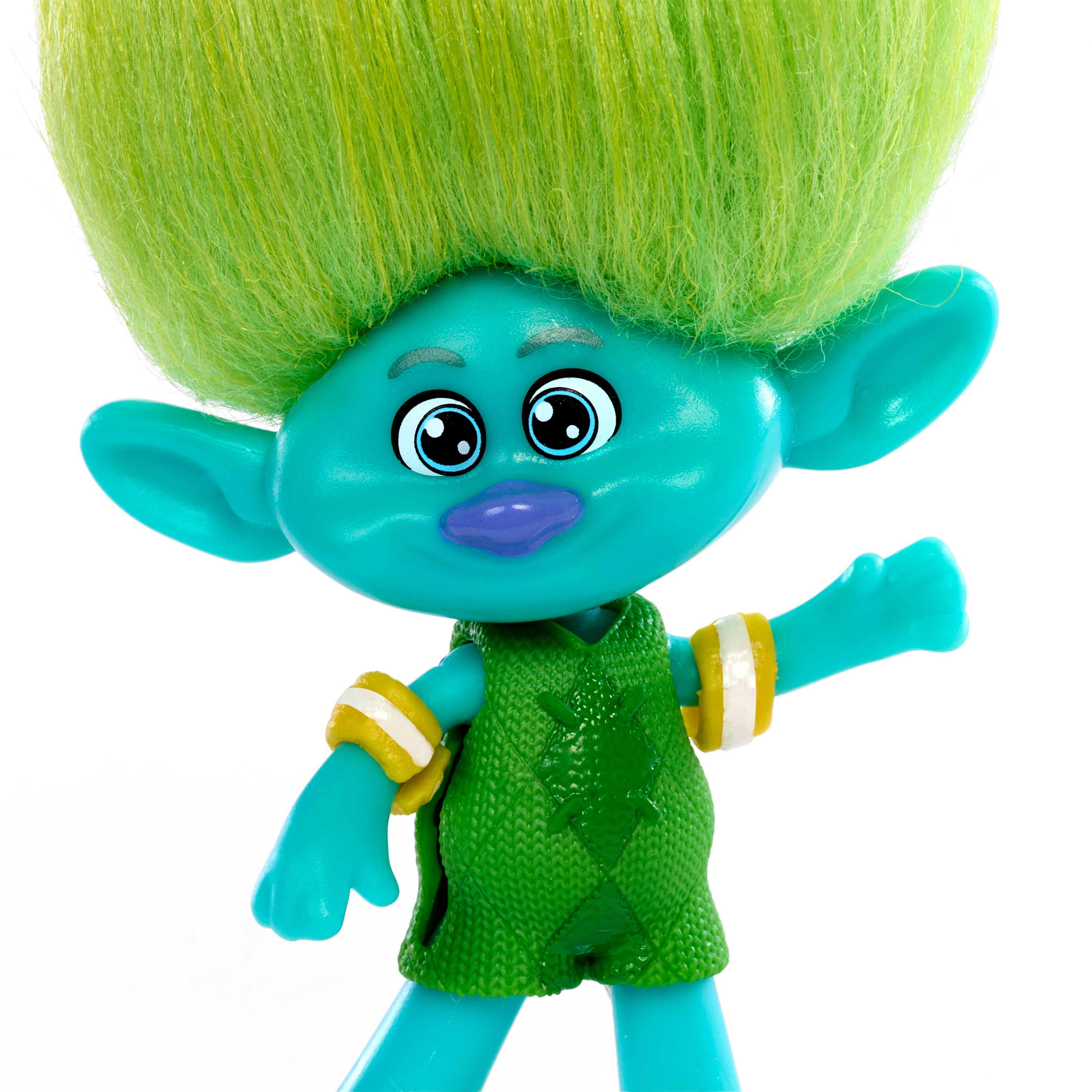 Eine blaue Trollpuppe mit grünen Haaren und einem grünen Outfit, weißer Hintergrund.