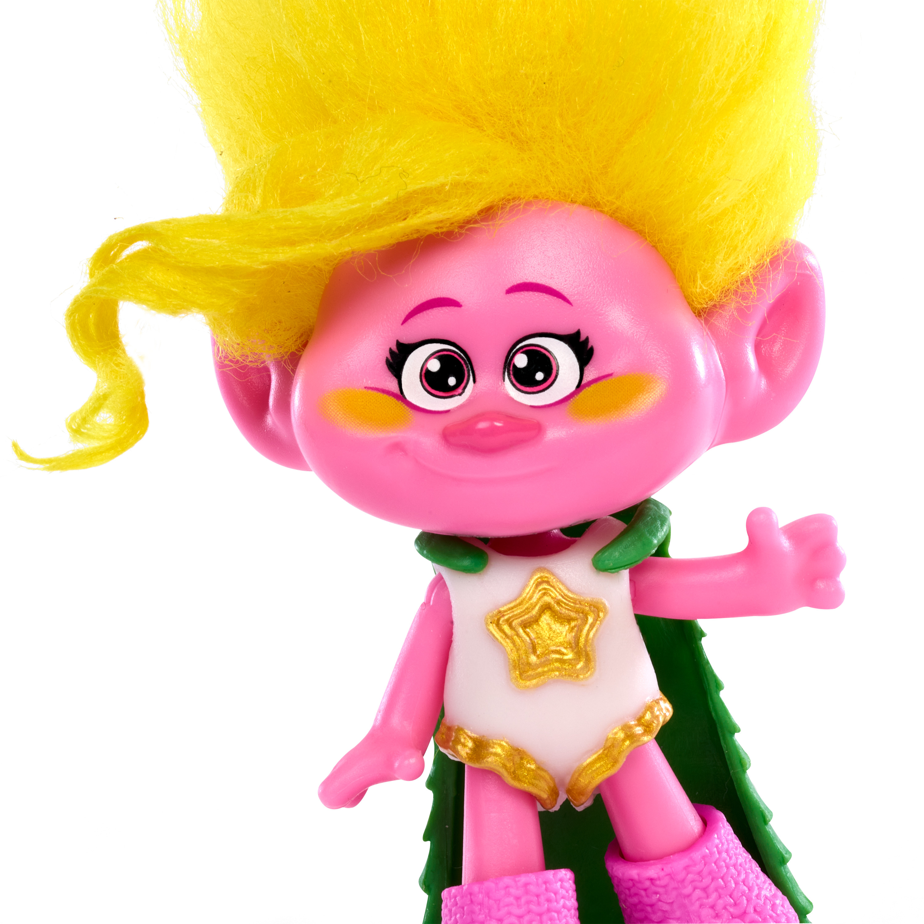 Eine pinke Troll-Puppe mit gelben Haaren, einem sternenbedeckten Oberteil und einem grünen Umhang, vor weißem Hintergrund.