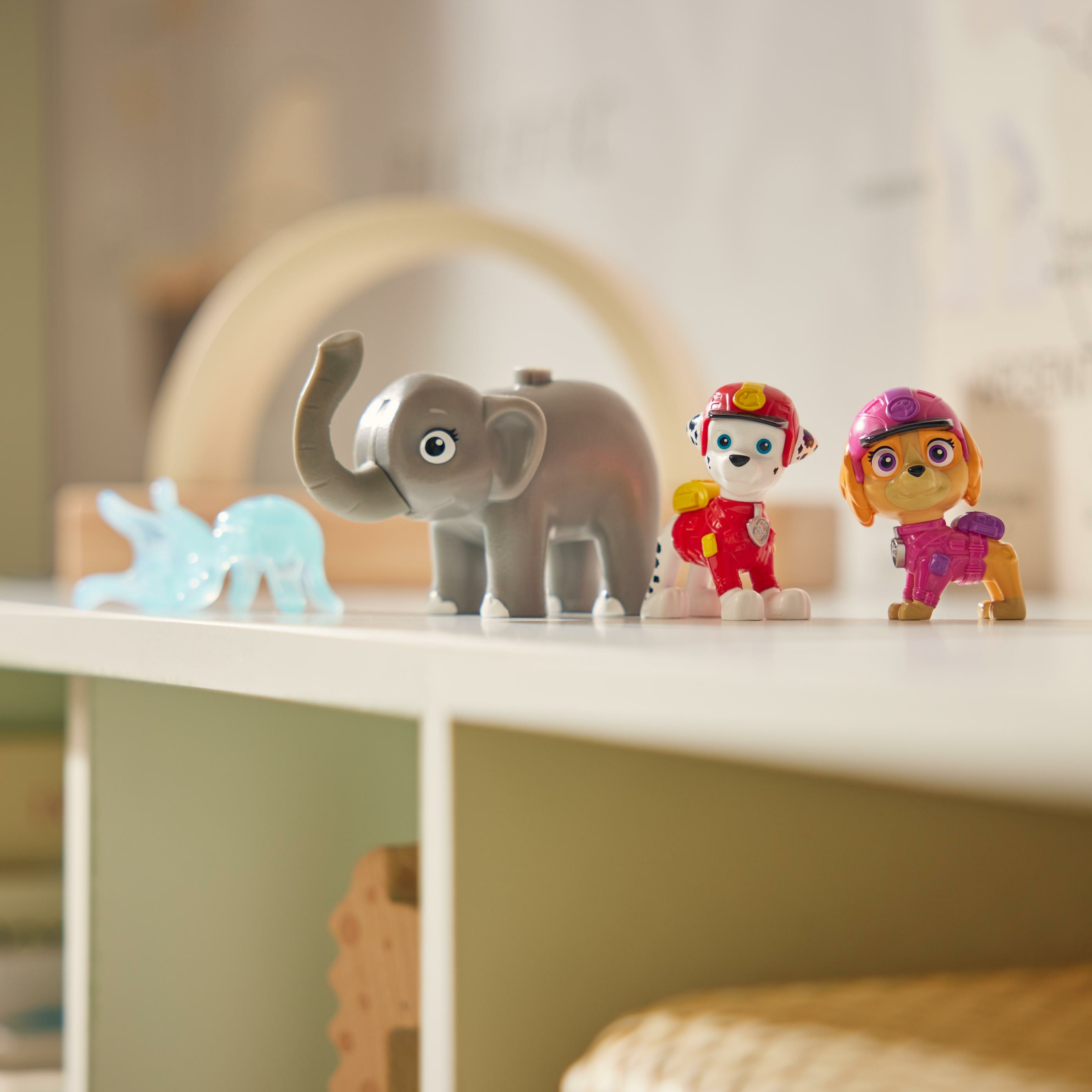 Personaggi giocattolo di un elefante, un cucciolo di Paw Patrol e un altro cucciolo.