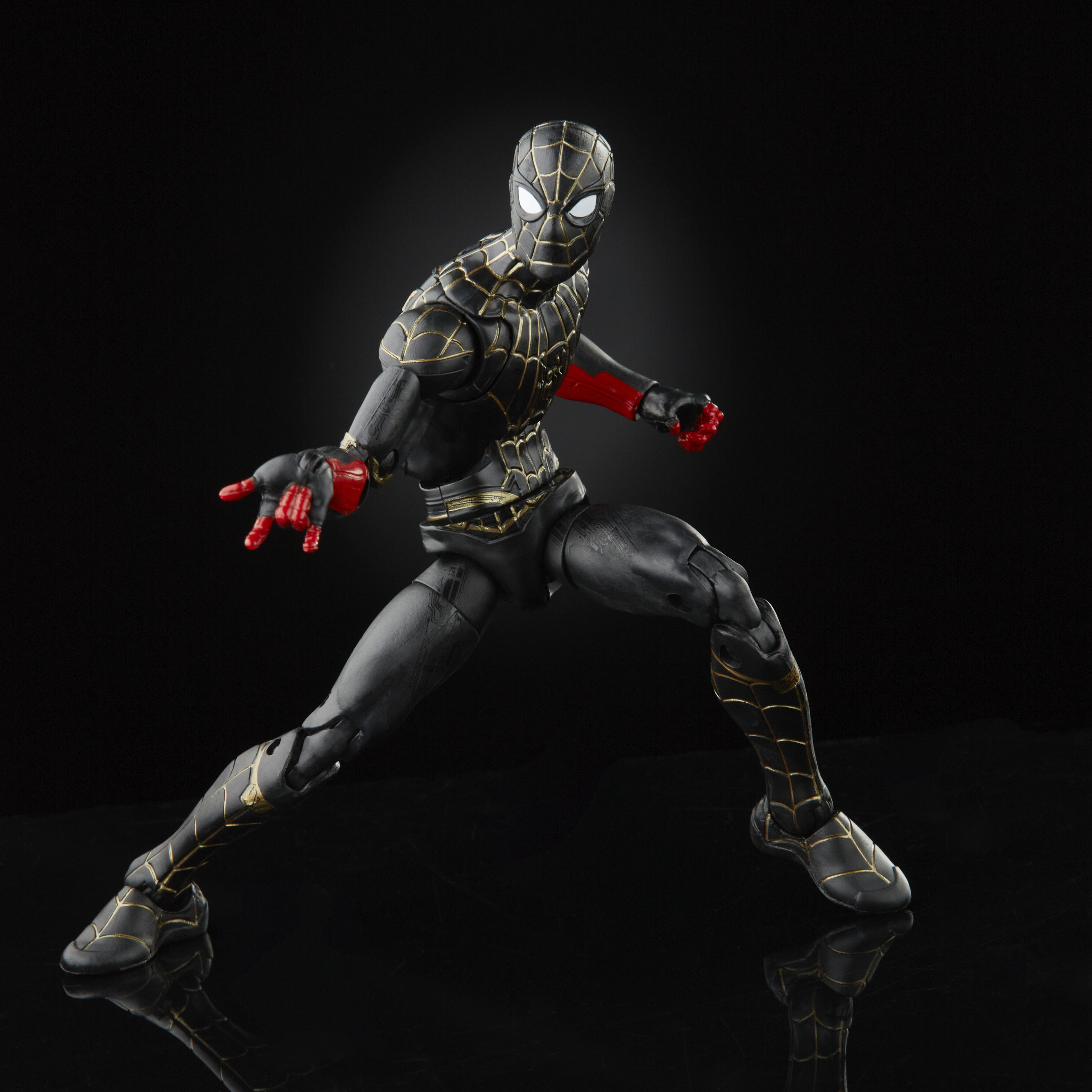 Action figure di Spider-Man in tuta nera e oro. Sfondo nero.