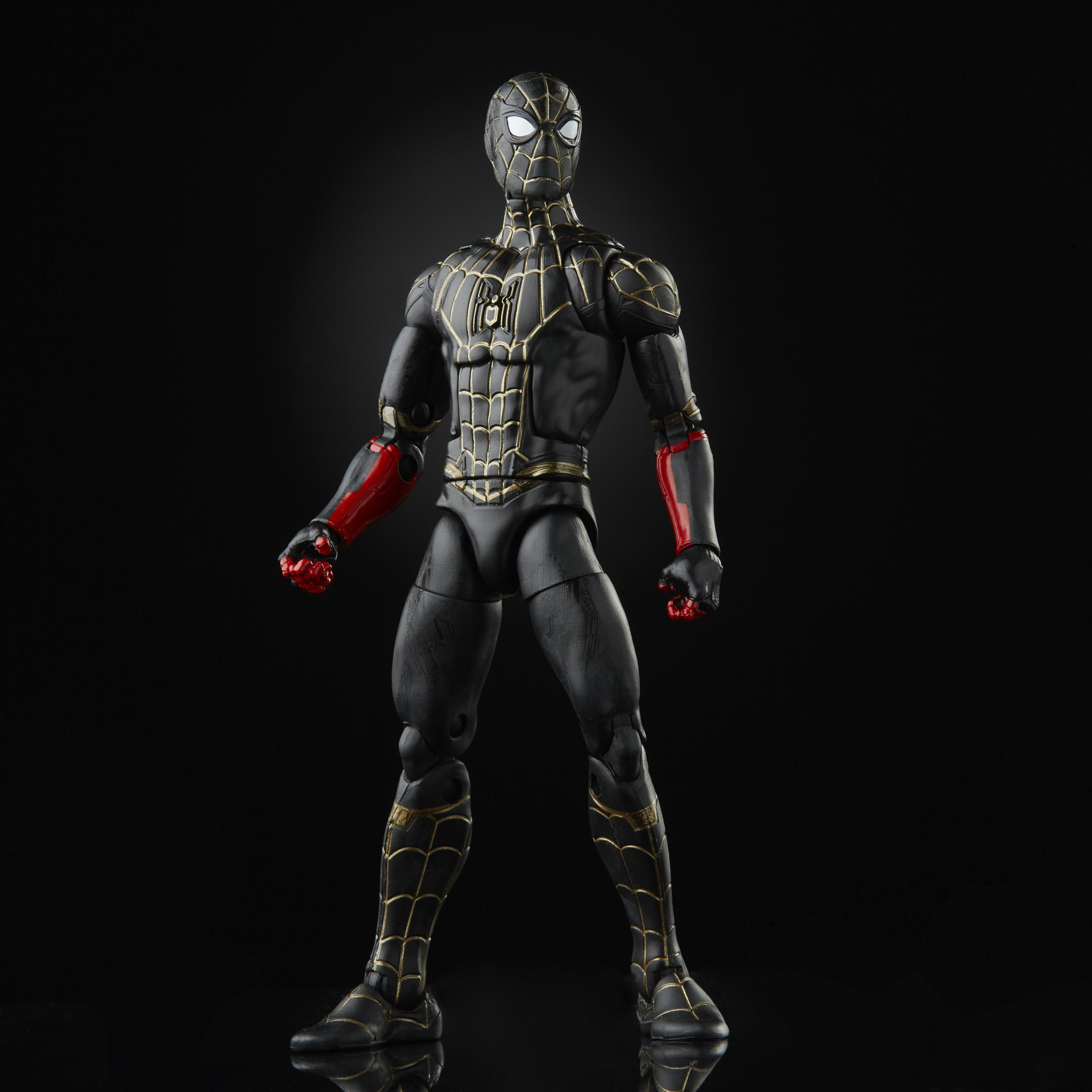 Action figure di Spider-Man in tuta nera e oro. La figura è in piedi su uno sfondo scuro.