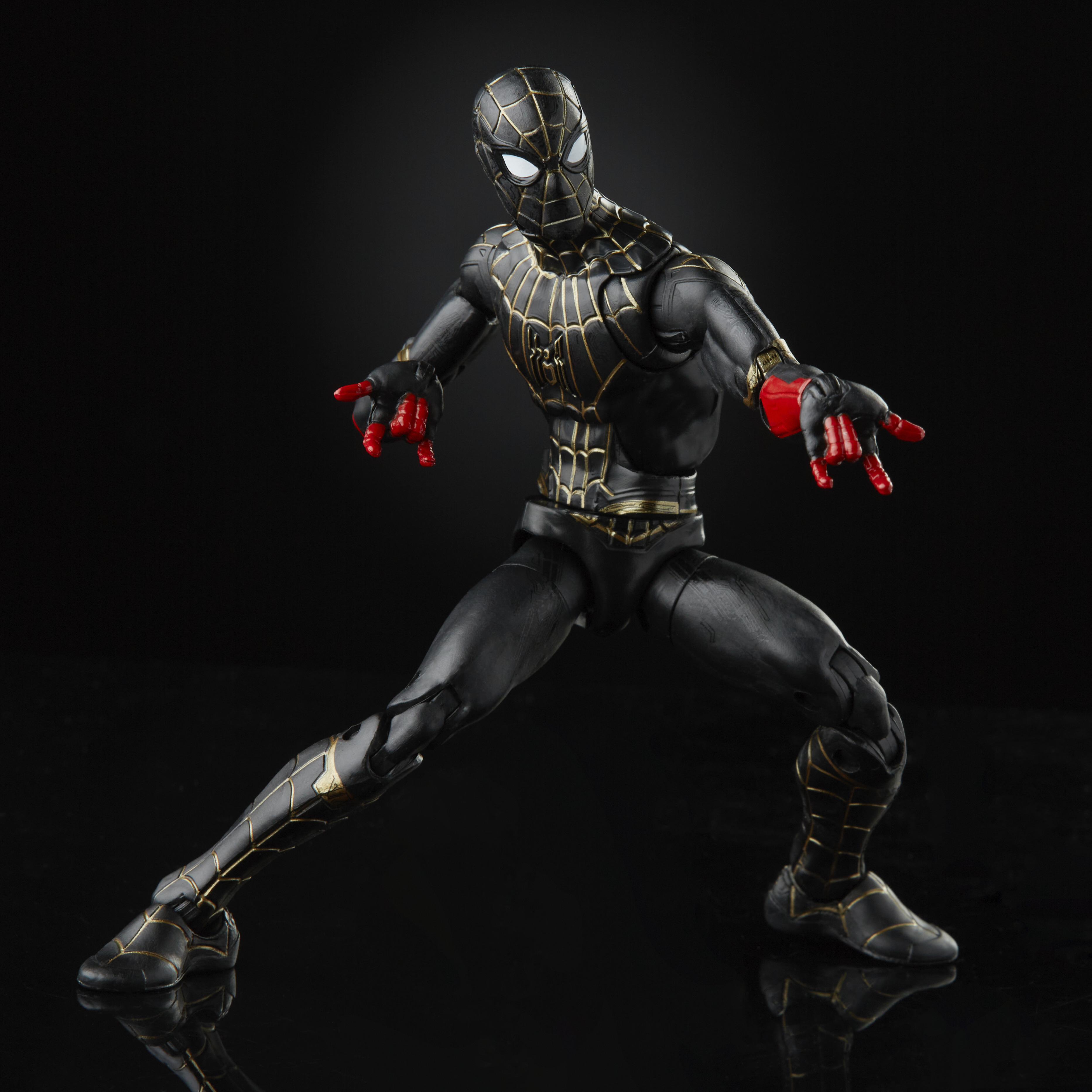 Action figure di Spider-Man in tuta nera e oro, mani rosse, su sfondo nero.