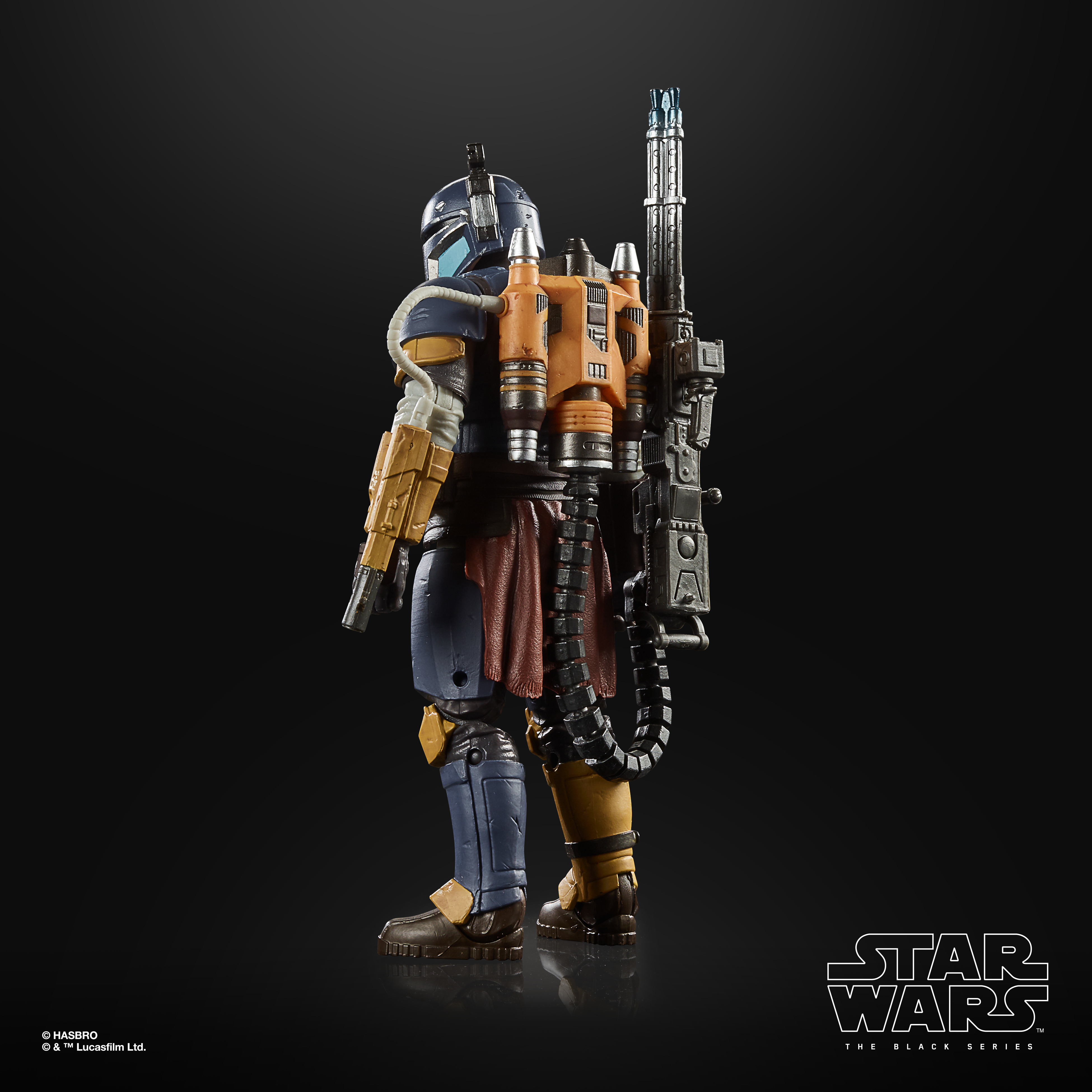 La figura de acción de Mandalorian, vista trasera, sosteniendo un arma. La figura está sobre una superficie negra con el logo de Star Wars.