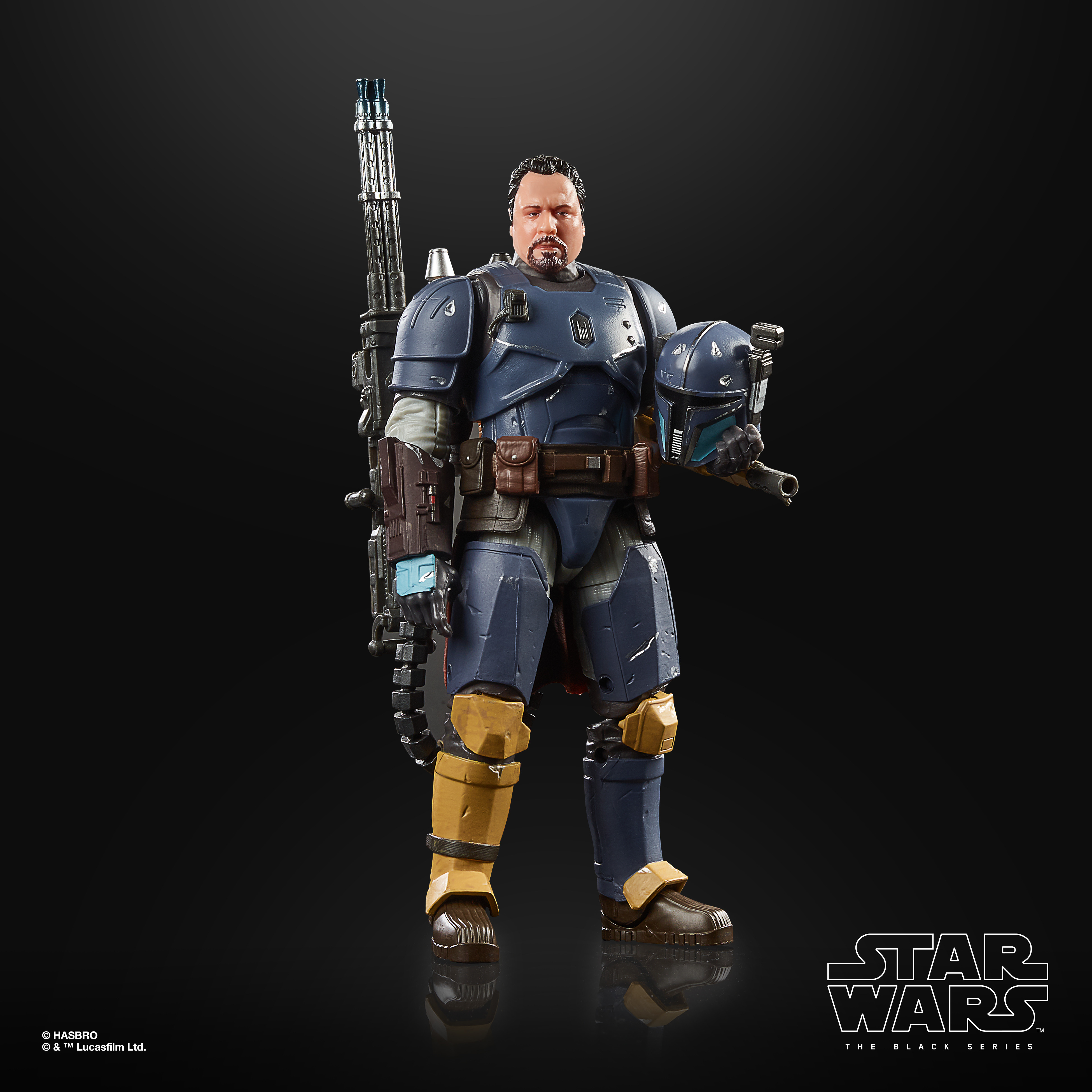Figura de Star Wars, armadura azul y gris, casco en mano, fondo negro.