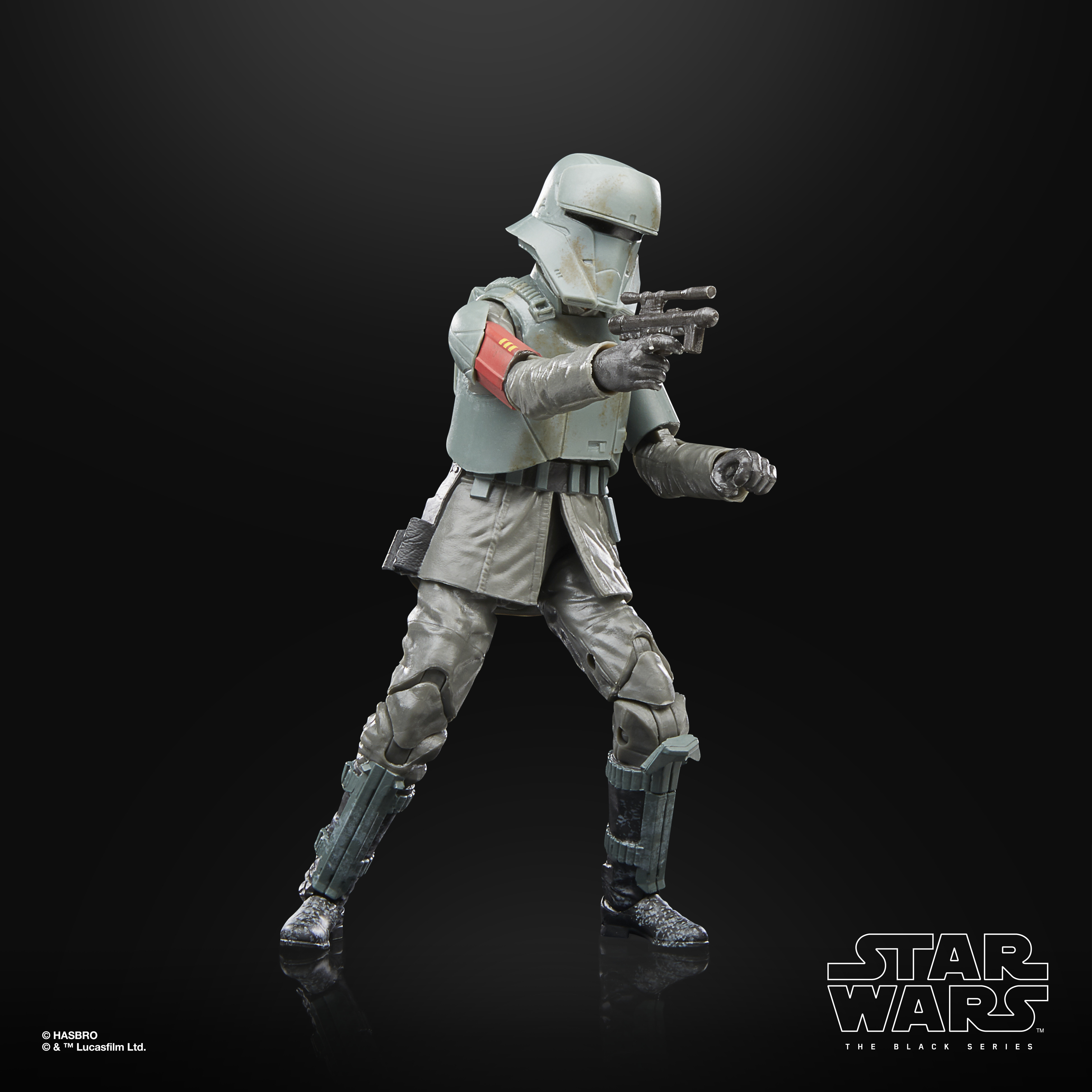 Figura di Star Wars in uniforme grigia che tiene una pistola, fascia rossa. Posa, sfondo nero.